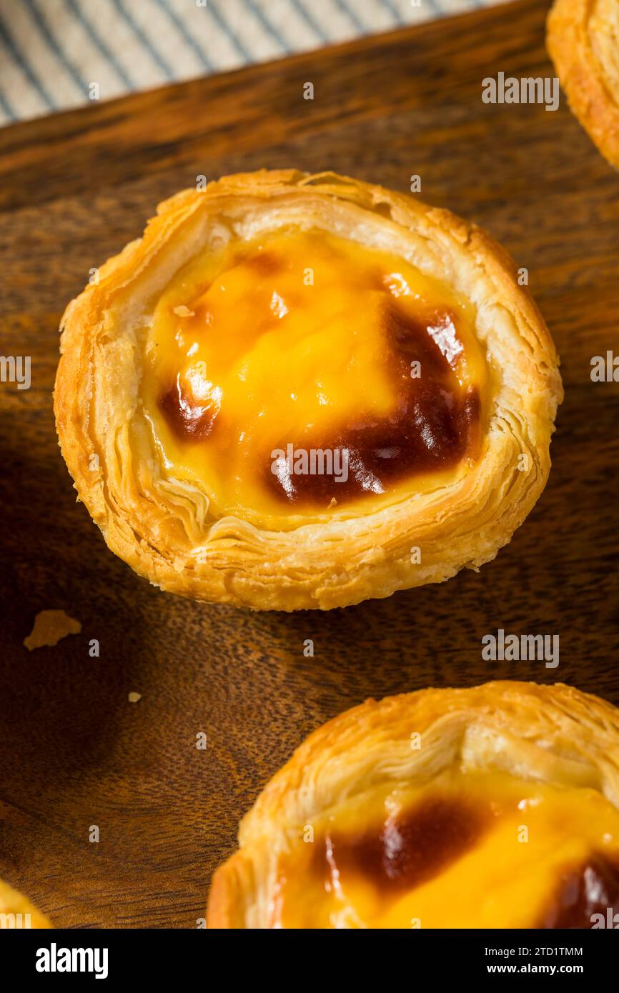 Crostata all'uovo portoghese dolce fatta in casa pronta da mangiare Foto Stock