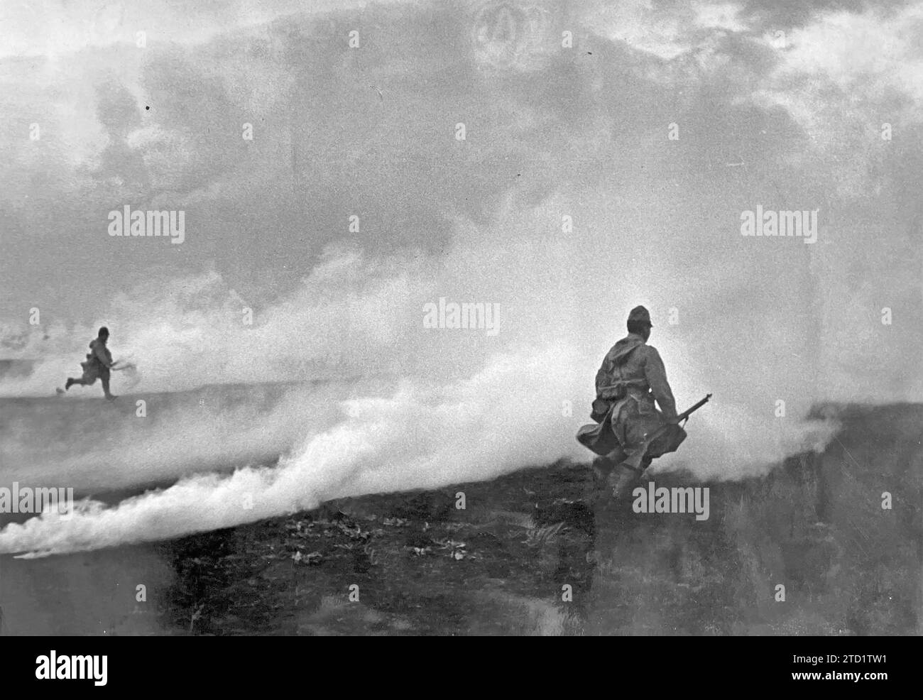 GUERRA SINO-GIAPPONESE 1937-1945. Attacco di fanteria giapponese sotto copertura fumosa. Foto Stock