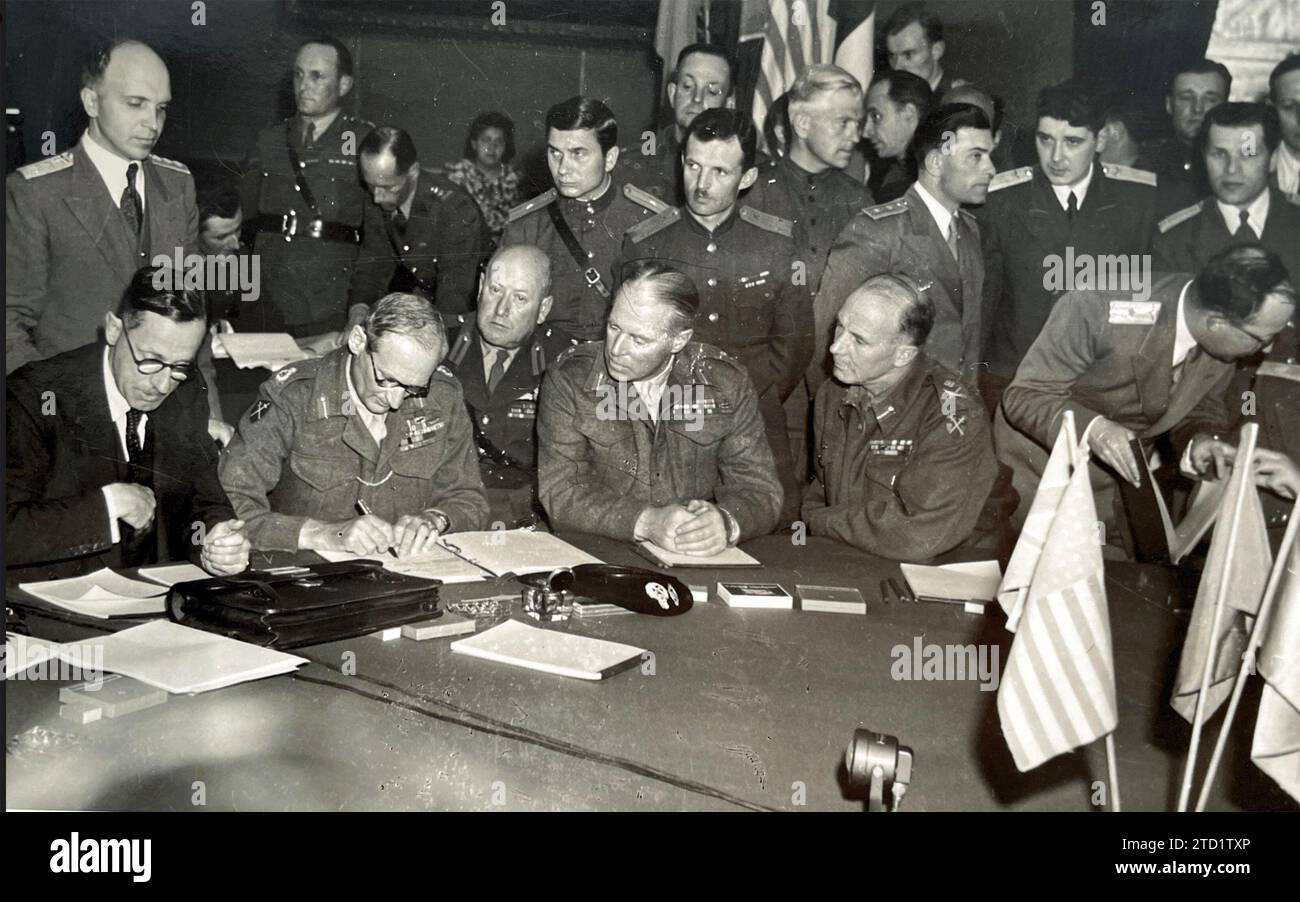 BERNARD MONTGOMERY (1887-1976) Marshall di campo britannico a sinistra in occhiali firmando un documento di pace congiunto (non ancora identificato) con firmatari francesi, americani e russi nell'aprile 1945. Foto Stock