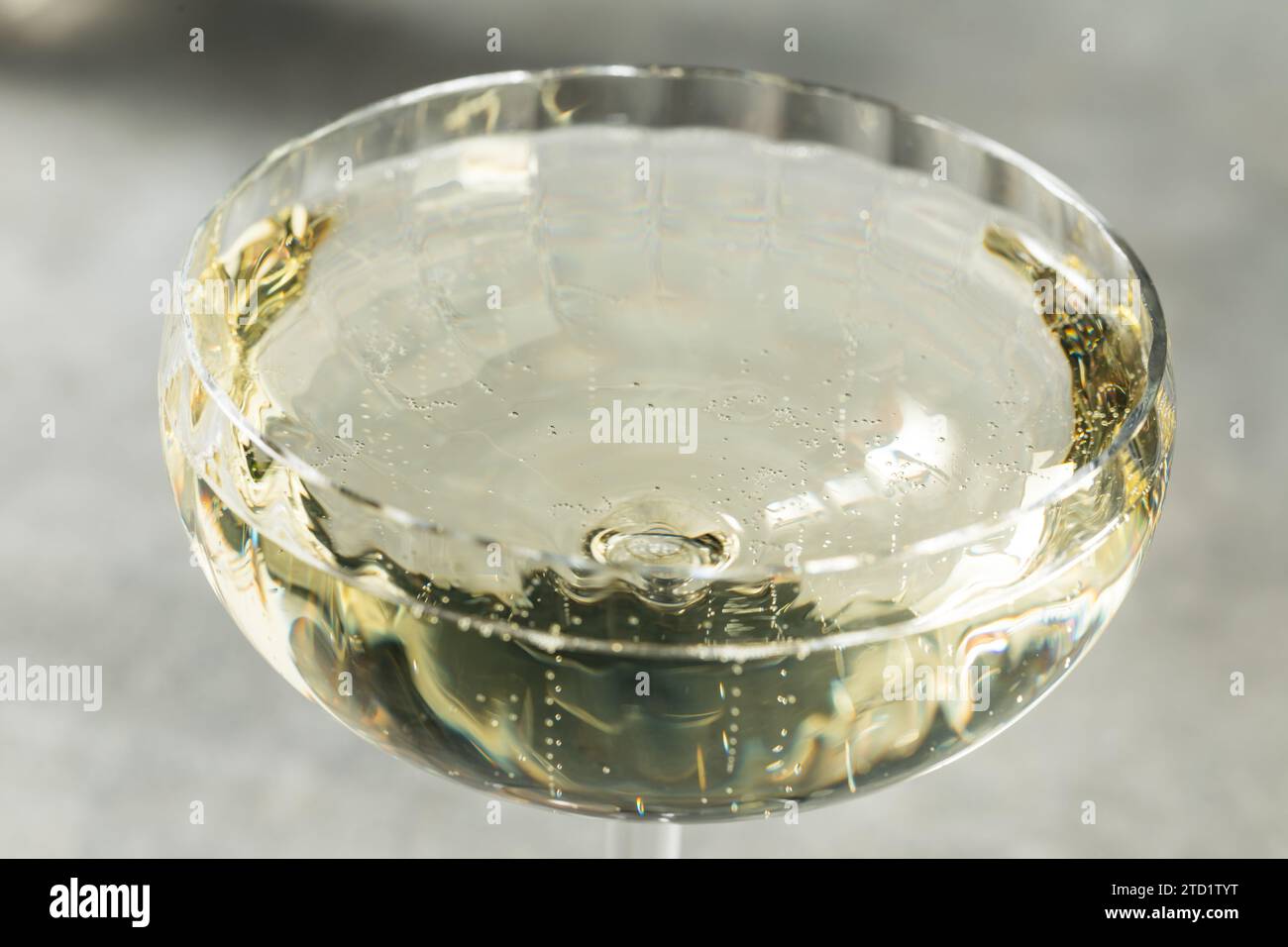 Champagne frizzante secco in un bicchiere di Coupe pronto per bere Foto Stock