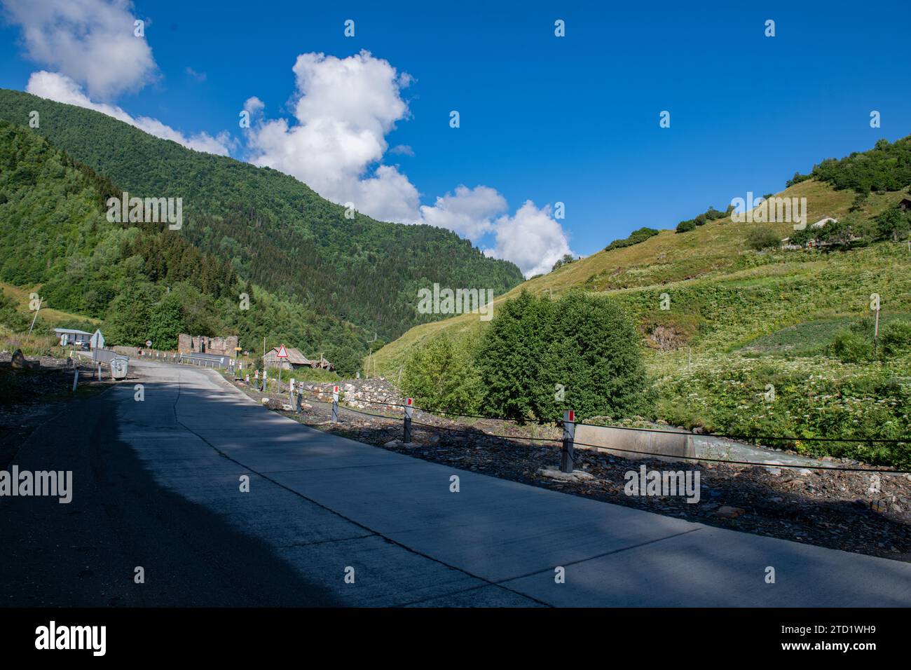 Dimenticata eredità: Rovine tra montagne e nuvole Foto Stock