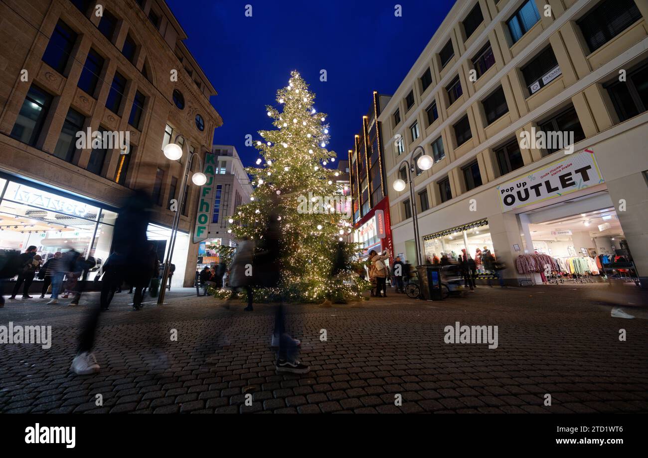 PRODUZIONE - 15 dicembre 2023, Renania settentrionale-Vestfalia, Colonia: Un albero di Natale si trova nella zona pedonale di Schildergasse. Foto: Henning Kaiser/dpa Foto Stock