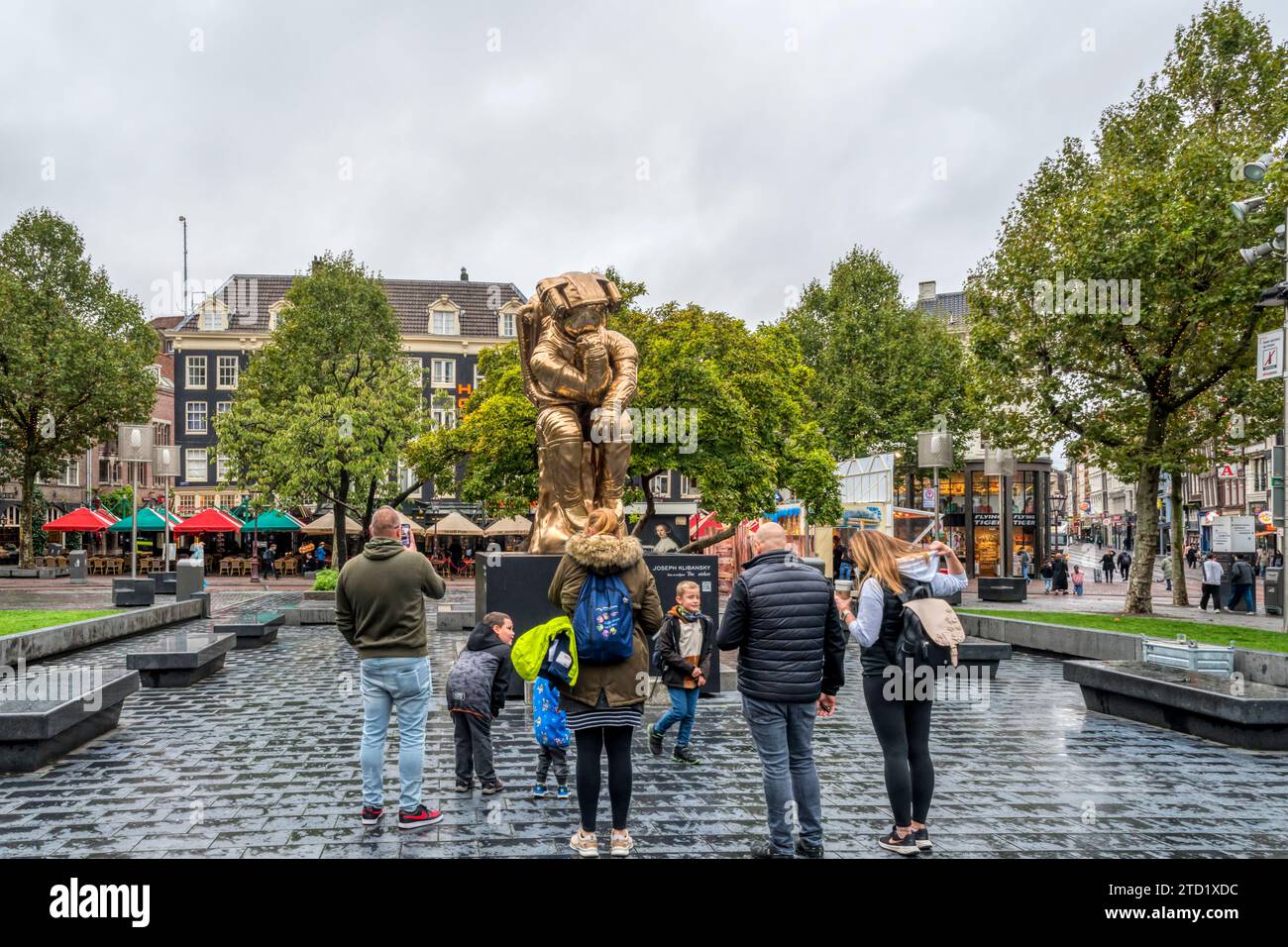 Persone di fronte al Pensatore di Joseph Klibansky a Rembrandtsplein, Amsterdam. Bronzo. 2018. Foto Stock