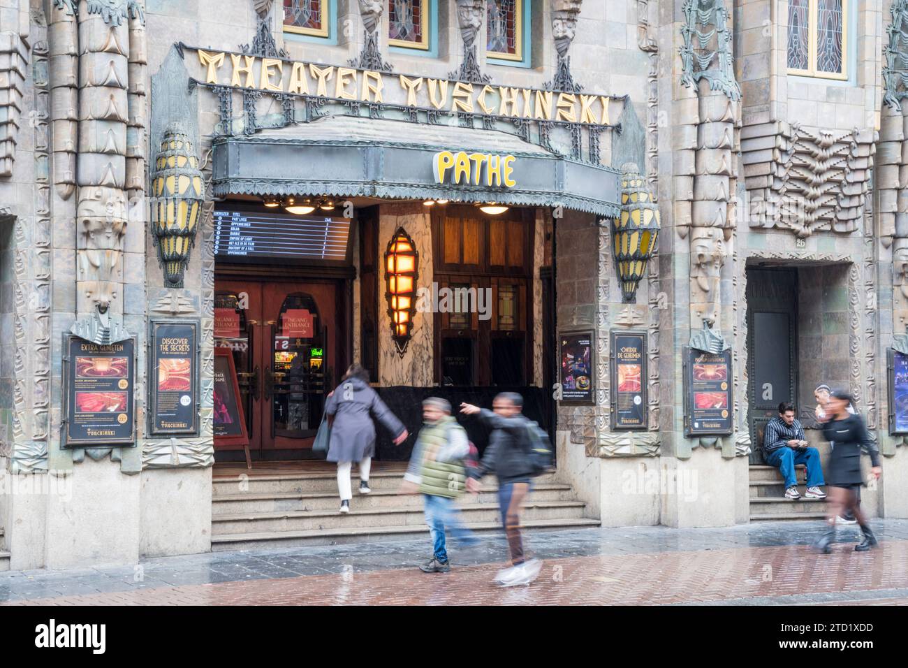 Persone di fronte al Teatro Tuschinski a Reguliersbreestraat, Amsterdam. Foto Stock