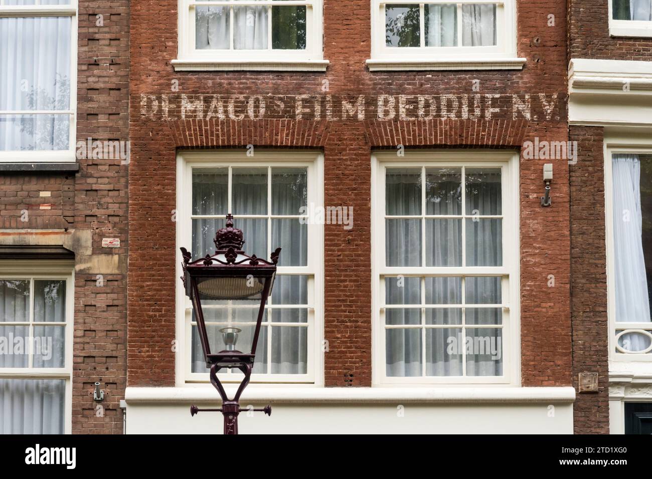 Un segno fantasma per il film Bedruf N.V. di Remaco a Nieuwezijds Voorburgwal, Amsterdam. Foto Stock
