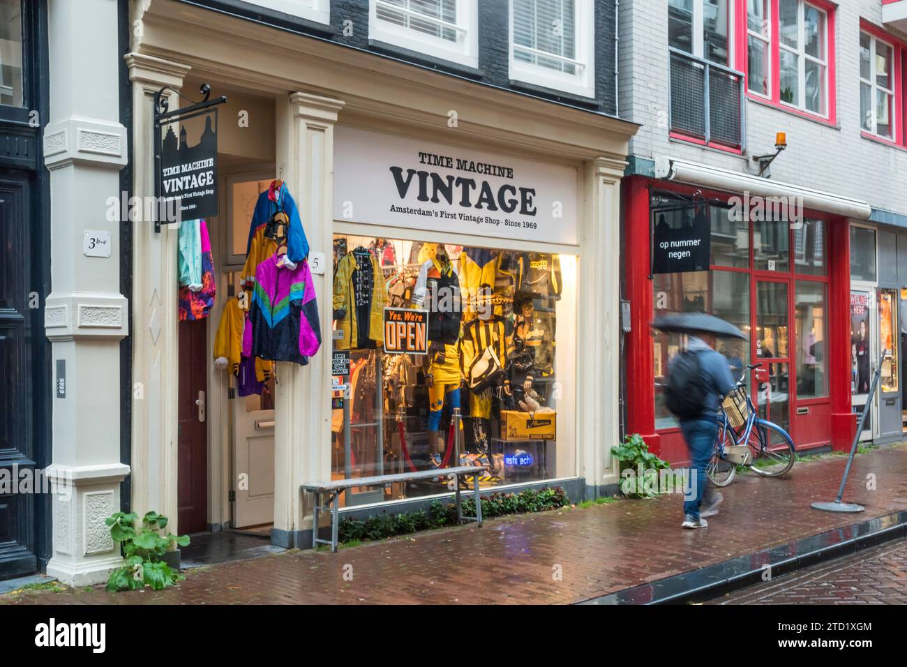 Time Machine Vintage, il primo negozio vintage di Amsterdam, a Nieuwe Hoogstraat. Foto Stock