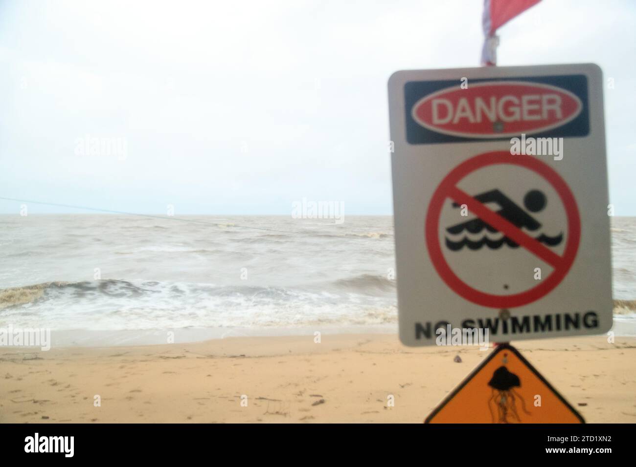 La costa dopo il Tropical Cyclone Jasper nel sobborgo di Holloways Beach sulle spiagge settentrionali. Il ciclone tropicale Jasper sbarcò sulla regione di Cairns come sistema di categoria 2 mercoledì 13 dicembre, portando a grandi inondazioni, detriti e venti potenti. Molti nell'estremo nord del Queensland hanno familiarità con le tempeste tropicali, ma il terreno variabile e le condizioni precedenti del terreno e della costa continuano a portare nuovi problemi come le inondazioni improvvise e l'erosione. Alcune aree come i sobborghi delle spiagge settentrionali possono essere allagate, come nel caso di Holloways Beach. (Foto di Joshua Prieto / SOPA Images Foto Stock