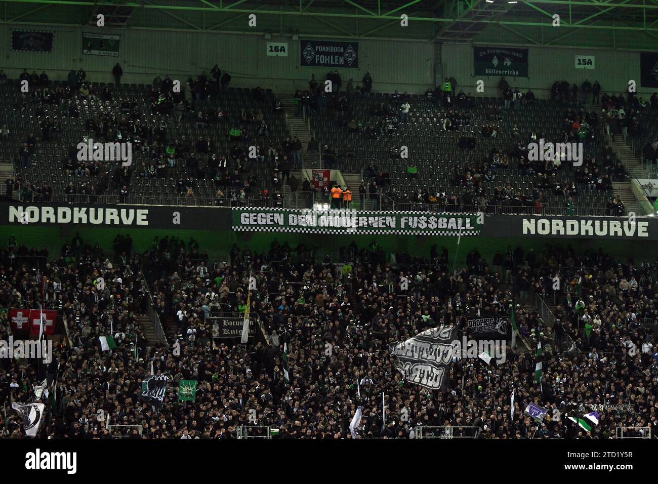 15 dicembre 2023, Renania settentrionale-Vestfalia, Mönchengladbach: Calcio: Bundesliga, Borussia Mönchengladbach - Werder Bremen, giorno 15, stadio del Borussia-Park. I tifosi di Gladbach hanno messo uno striscione con la scritta "contro il calcio moderno" sugli spalti. Foto: Federico Gambarini/dpa - NOTA IMPORTANTE: In conformità con le norme della DFL German Football League e della DFB German Football Association, è vietato utilizzare o far utilizzare fotografie scattate nello stadio e/o della partita sotto forma di serie di immagini sequenziali e/o di foto simili a video. Foto Stock