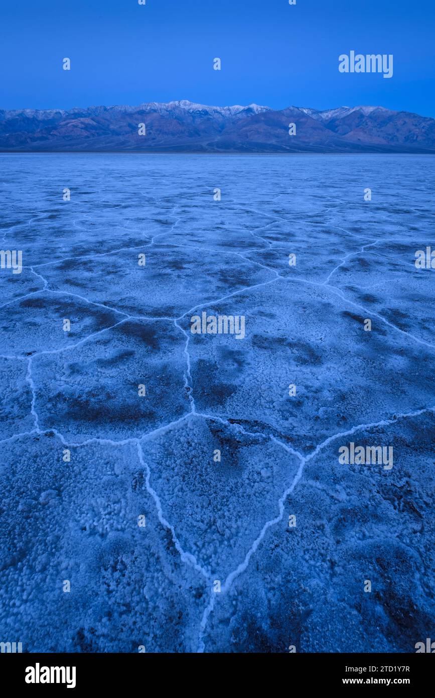 Formazioni saline a Badwater Basin durante l'ora blu nel Death Valley National Park, California. Foto Stock