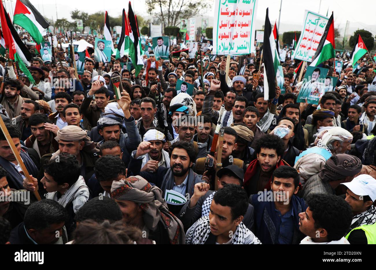 15 dicembre 2023, SANAA, Sanaa, Yemen: I manifestanti prendono parte a una manifestazione di solidarietà con i palestinesi nella Striscia di Gaza, in mezzo al conflitto in corso tra Israele e i palestinesi..gli Houthi, che sono allineati con l'Iran, hanno lanciato attacchi contro navi nel Mar Rosso e hanno usato droni e missili per colpire Israele dall'inizio del conflitto israelo-Hamas a Gaza più di due mesi fa, il gruppo che governa gran parte dello Yemen ha dichiarato che i suoi attacchi sono una dimostrazione di solidarietà nei confronti dei palestinesi Foto Stock