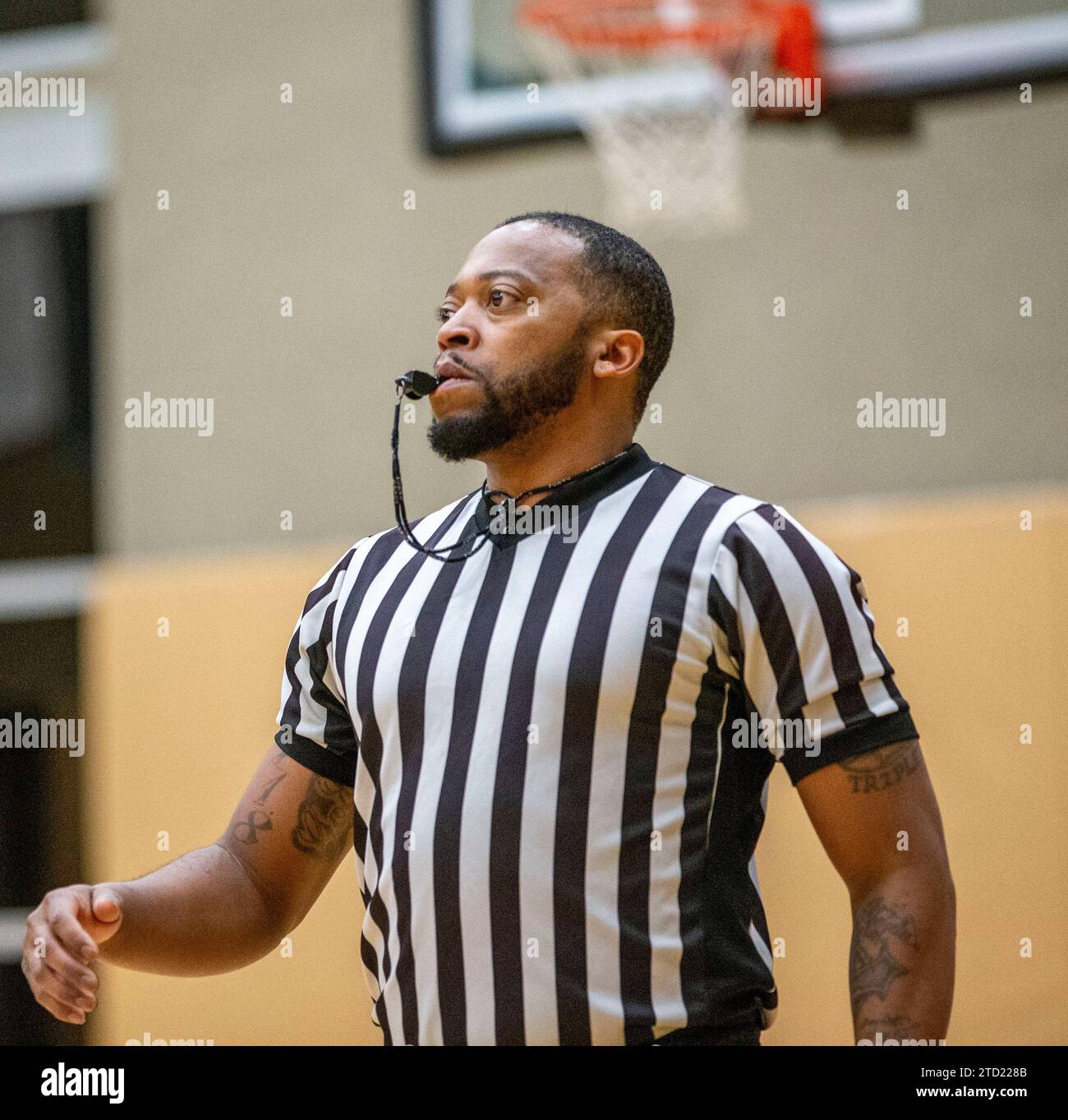 Arbitro di pallacanestro afroamericano ad una partita delle superiori Foto Stock