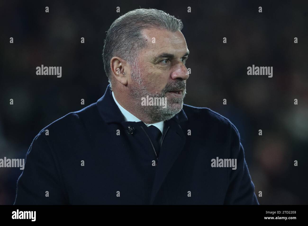 Ange Postecoglou, manager del Tottenham Hotspur, guarda durante la partita di Premier League Nottingham Forest vs Tottenham Hotspur al City Ground, Nottingham, Regno Unito, il 15 dicembre 2023 (foto di Gareth Evans/News Images) Foto Stock