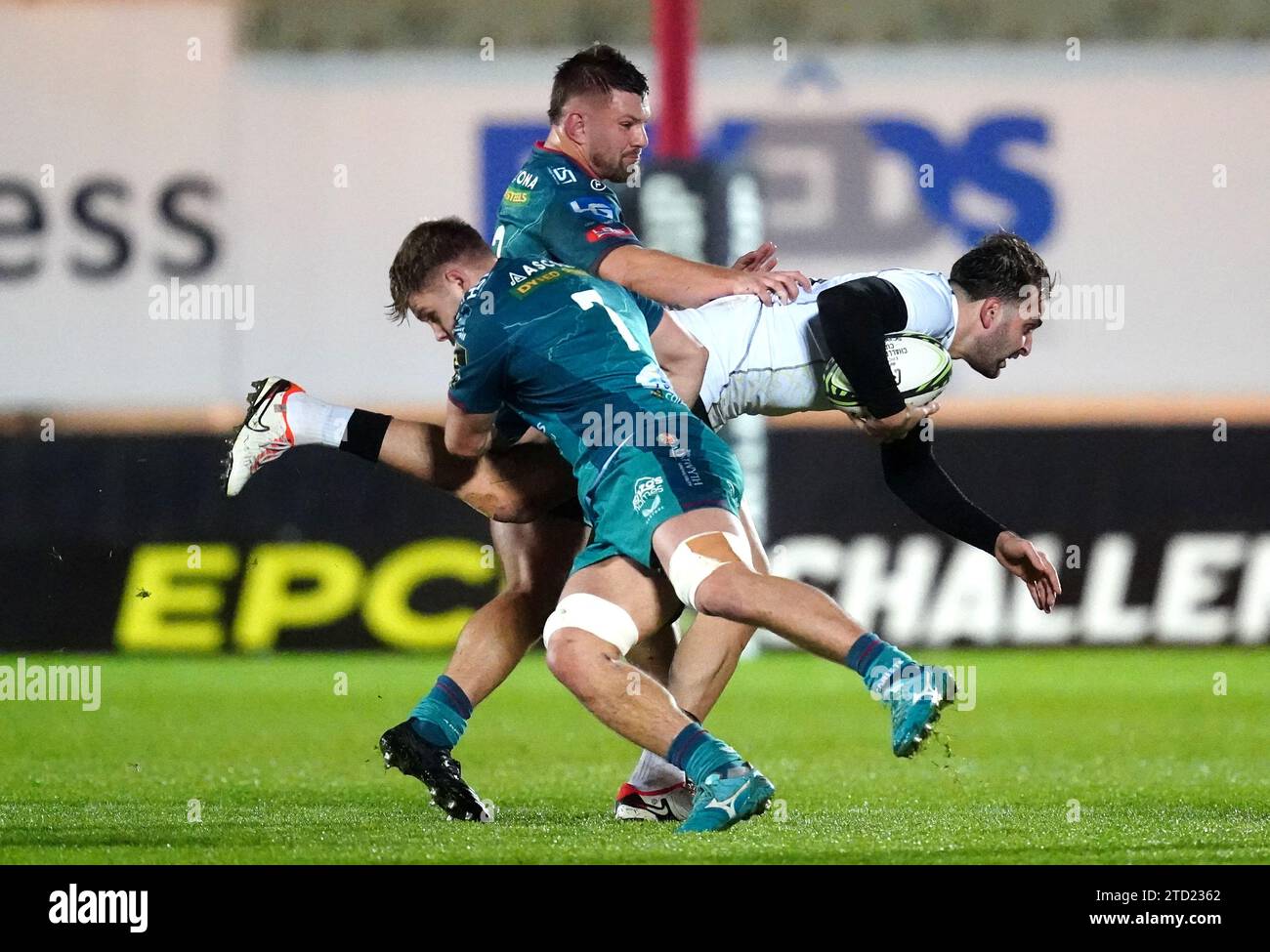 Miriani Modebadze del Black Lion viene affrontata da Teddy Leatherbarrow degli Scarlet durante l'EPCR Challenge Cup match al Parc y Scarlets di Llanelli. Data immagine: Venerdì 15 dicembre 2023. Foto Stock