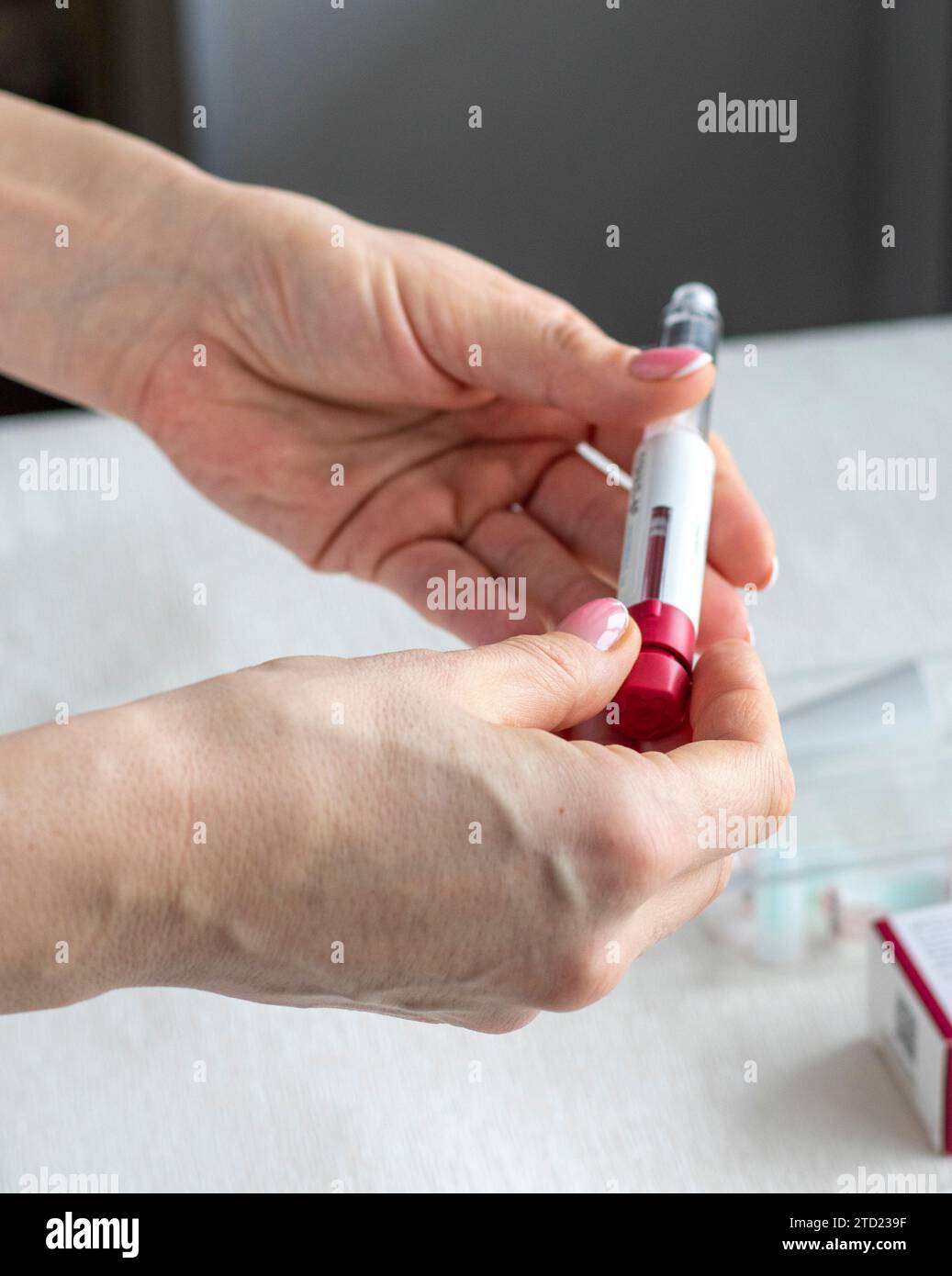 Primo piano della donna che prepara la medicina per l'iniezione. Foto Stock Primo piano della donna che prepara la medicina per l'iniezione. Foto Stock
