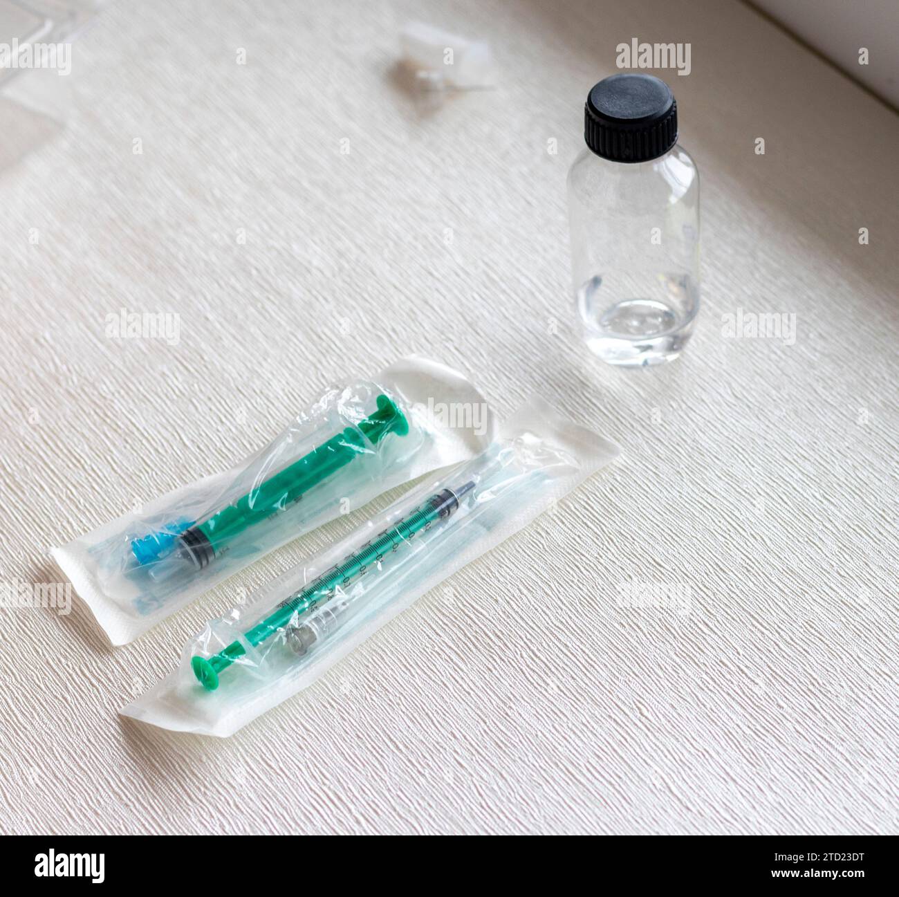 Shot delle siringhe e medicina preparata per l'iniezione Foto Stock Shot delle siringhe e medicina preparata per l'iniezione Foto Stock