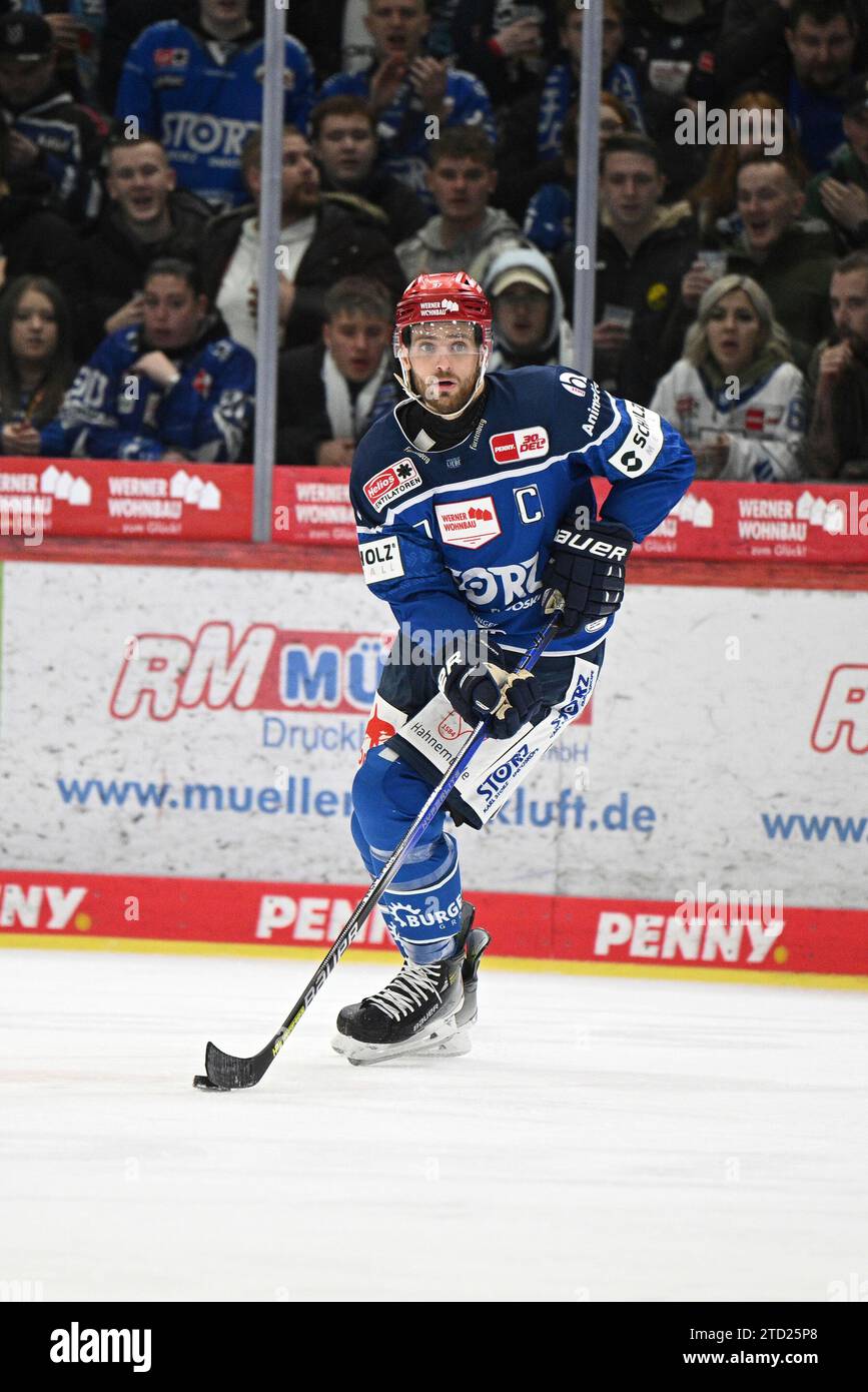 Thomas Larkin (Schwenninger Wild Wings n. 37) Schwenninger Wild Wings gegen Loewen Frankfurt, Eishockey, DEL, 27. Spieltag, Saison 2023/2024, 15.12.2023 foto: Eibner-Pressefoto/Sven Laegler Foto Stock