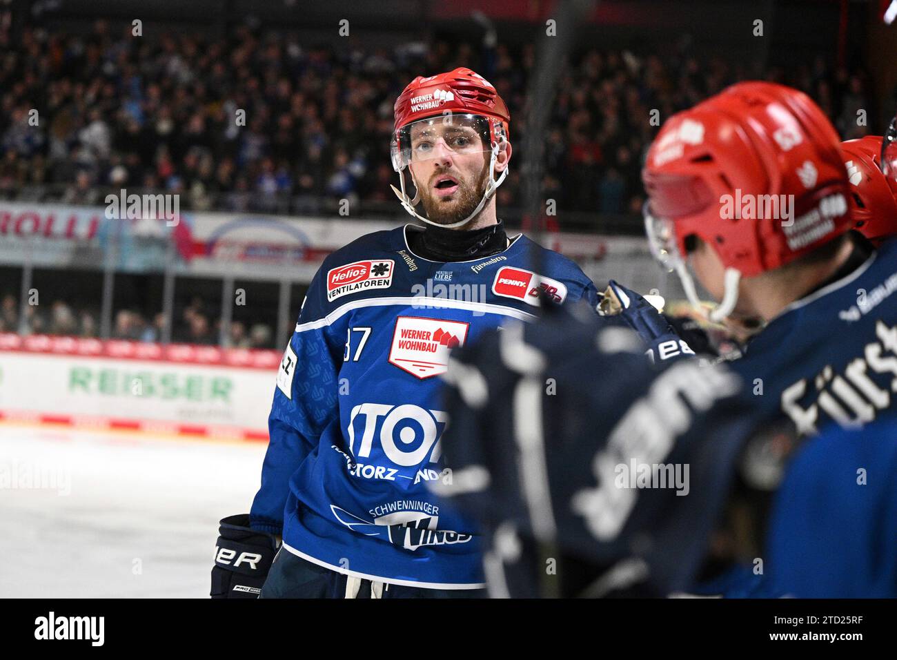 Thomas Larkin (Schwenninger Wild Wings n. 37) Schwenninger Wild Wings gegen Loewen Frankfurt, Eishockey, DEL, 27. Spieltag, Saison 2023/2024, 15.12.2023 foto: Eibner-Pressefoto/Sven Laegler Foto Stock