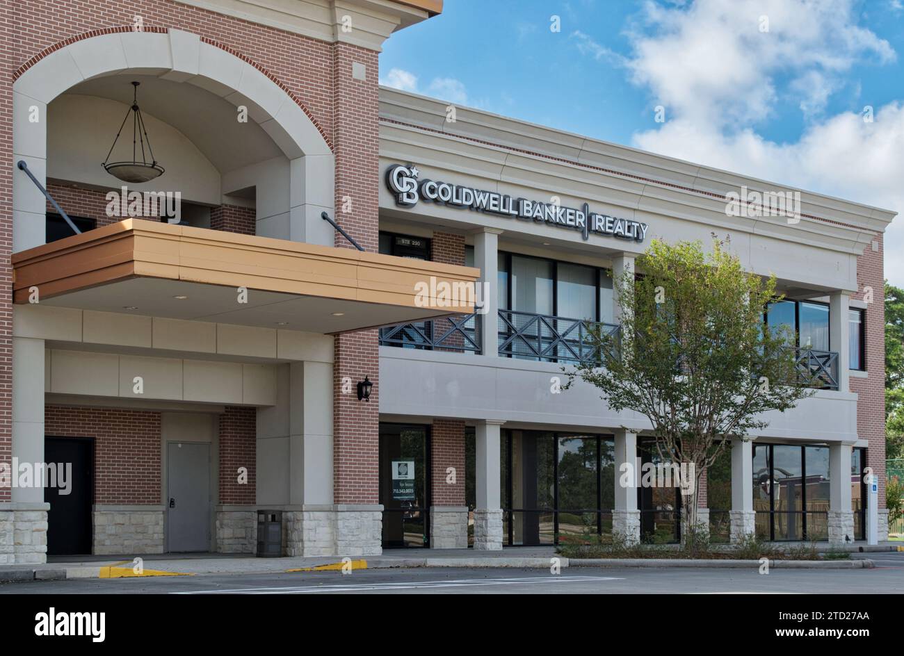 Houston, Texas USA 09-24-2023: Facciata del negozio Coldwell Banker Realty a Houston, Texas. Marchio immobiliare americano fondato nel 1906. Foto Stock