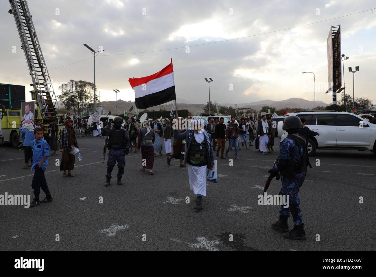 15 dicembre 2023, SANAA, Sanaa, Yemen: I manifestanti prendono parte a una manifestazione di solidarietà con i palestinesi nella Striscia di Gaza, in mezzo al conflitto in corso tra Israele e i palestinesi..gli Houthi, che sono allineati con l'Iran, hanno lanciato attacchi contro navi nel Mar Rosso e hanno usato droni e missili per colpire Israele dall'inizio del conflitto israelo-Hamas a Gaza più di due mesi fa, il gruppo che governa gran parte dello Yemen ha dichiarato che i suoi attacchi sono una dimostrazione di solidarietà nei confronti dei palestinesi Foto Stock