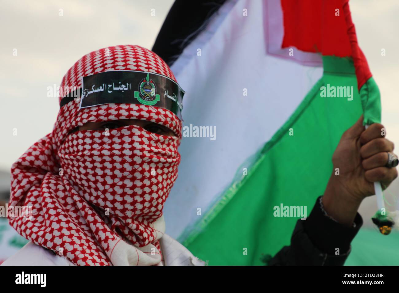 15 dicembre 2023, SANAA, Sanaa, Yemen: I manifestanti prendono parte a una manifestazione di solidarietà con i palestinesi nella Striscia di Gaza, in mezzo al conflitto in corso tra Israele e i palestinesi..gli Houthi, che sono allineati con l'Iran, hanno lanciato attacchi contro navi nel Mar Rosso e hanno usato droni e missili per colpire Israele dall'inizio del conflitto israelo-Hamas a Gaza più di due mesi fa, il gruppo che governa gran parte dello Yemen ha dichiarato che i suoi attacchi sono una dimostrazione di solidarietà nei confronti dei palestinesi Foto Stock