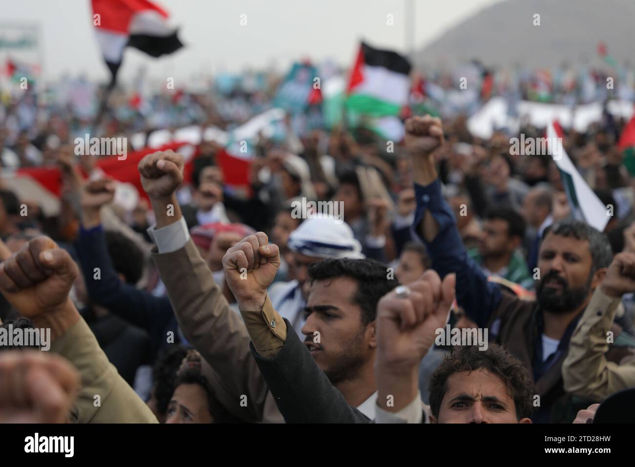 15 dicembre 2023, SANAA, Sanaa, Yemen: I manifestanti prendono parte a una manifestazione di solidarietà con i palestinesi nella Striscia di Gaza, in mezzo al conflitto in corso tra Israele e i palestinesi..gli Houthi, che sono allineati con l'Iran, hanno lanciato attacchi contro navi nel Mar Rosso e hanno usato droni e missili per colpire Israele dall'inizio del conflitto israelo-Hamas a Gaza più di due mesi fa, il gruppo che governa gran parte dello Yemen ha dichiarato che i suoi attacchi sono una dimostrazione di solidarietà nei confronti dei palestinesi Foto Stock