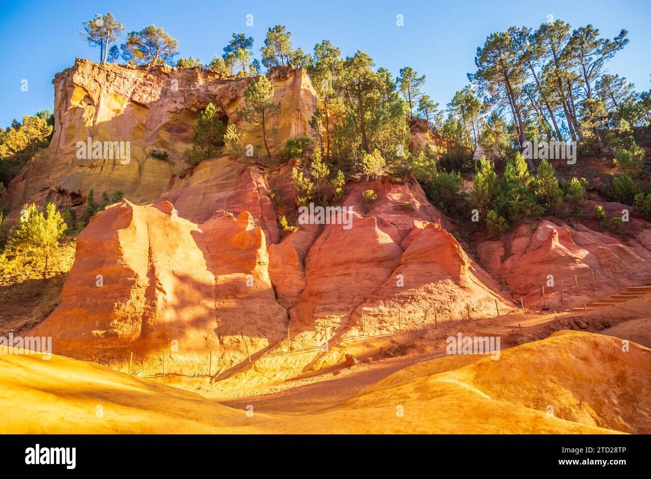 Le rocce ocra del Colorado provenzale. Fotografia scattata nel sud della Francia nella regione del Luberon, dove veniva estratta l'ocra Foto Stock