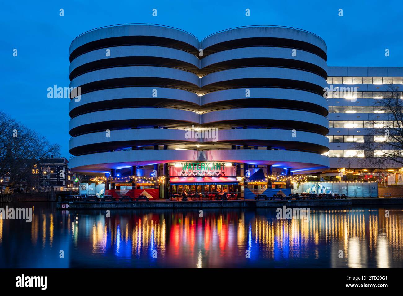 Amsterdam, Paesi Bassi, 15.12.2023, Waterkant la sera, un moderno bar sul canale e un ristorante ad Amsterdam Foto Stock