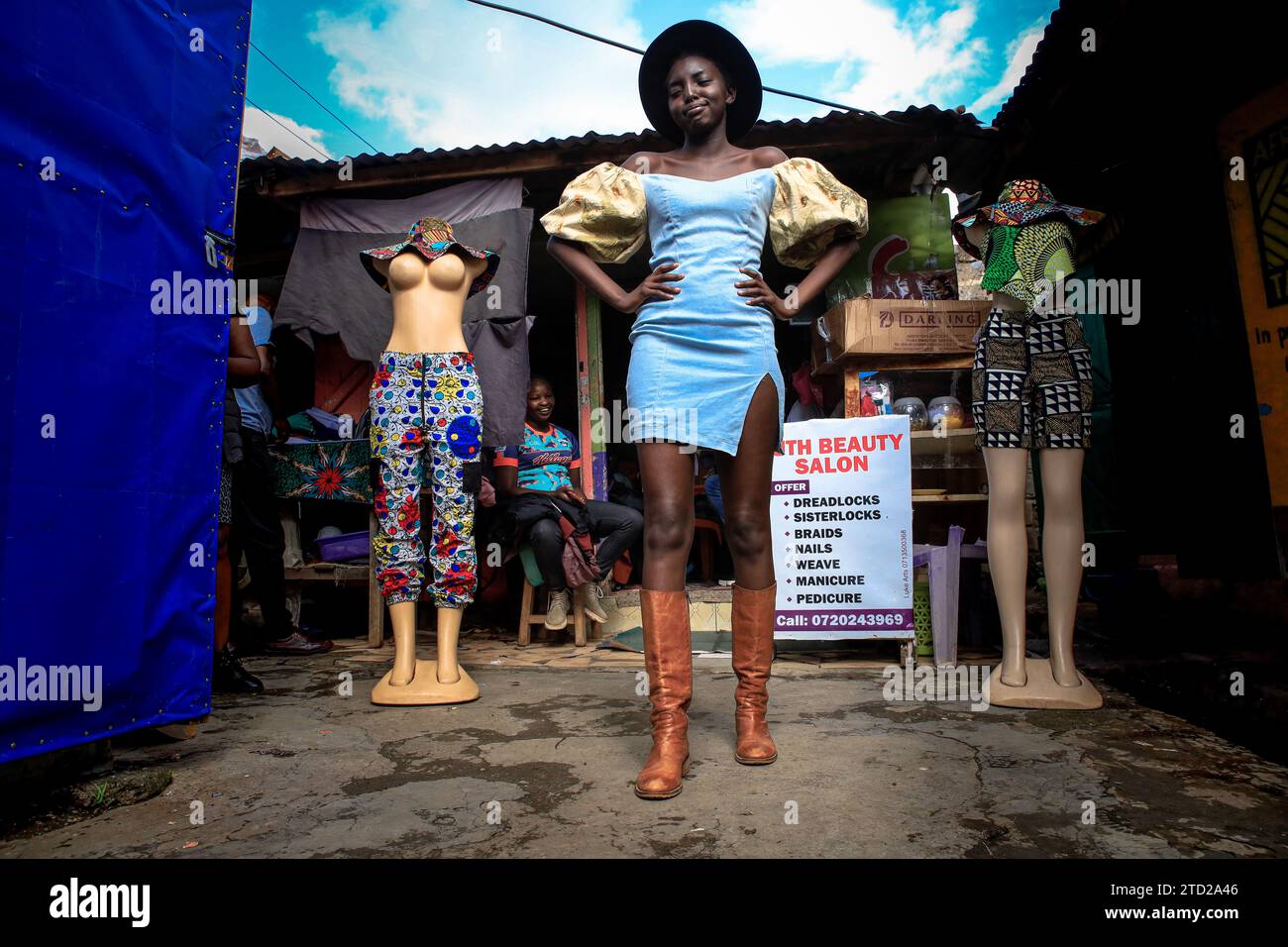 La modella Ella Kanini, 25 anni fa, è in posa per una foto vestita con un outfit disegnato da Afrowema in preparazione al Just Fashion Day all'Eco Fashio Foto Stock