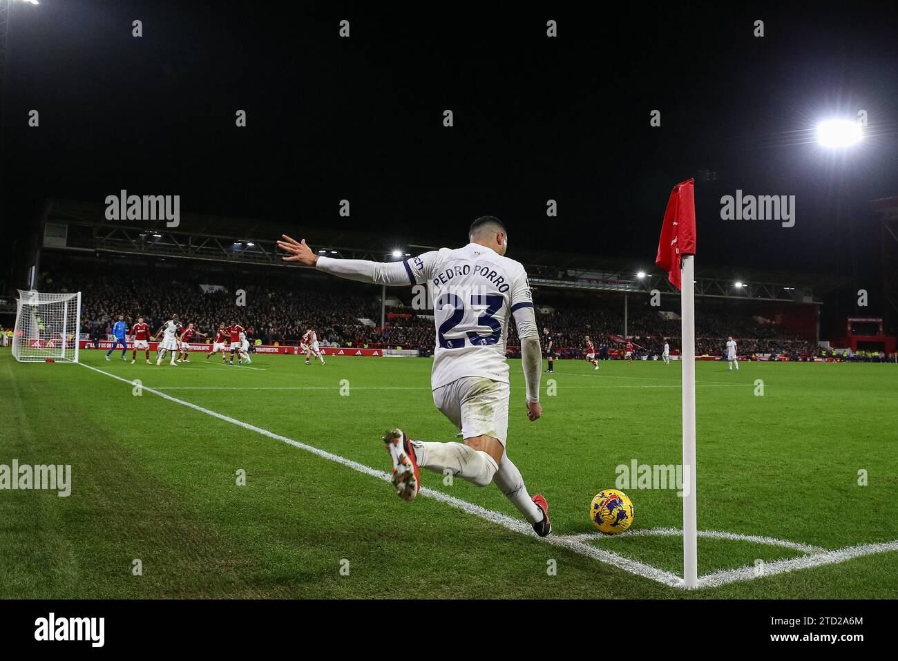 Pedro Porro #23 del Tottenham Hotspur conquista un angolo durante la partita di Premier League Nottingham Forest vs Tottenham Hotspur al City Ground, Nottingham, Regno Unito, il 15 dicembre 2023 (foto di Gareth Evans/News Images) a Nottingham, Regno Unito il 12/15/2023. (Foto di Gareth Evans/News Images/Sipa USA) Foto Stock