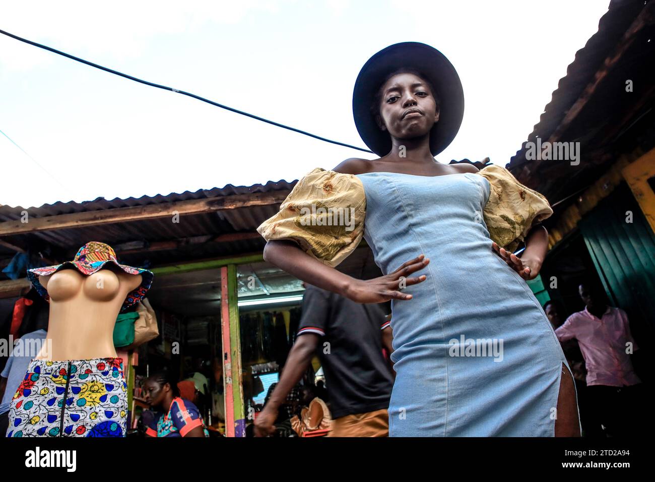 La modella Ella Kanini, 25 anni fa, è in posa per una foto vestita con un outfit disegnato da Afrowema in preparazione al Just Fashion Day all'Eco Fashio Foto Stock