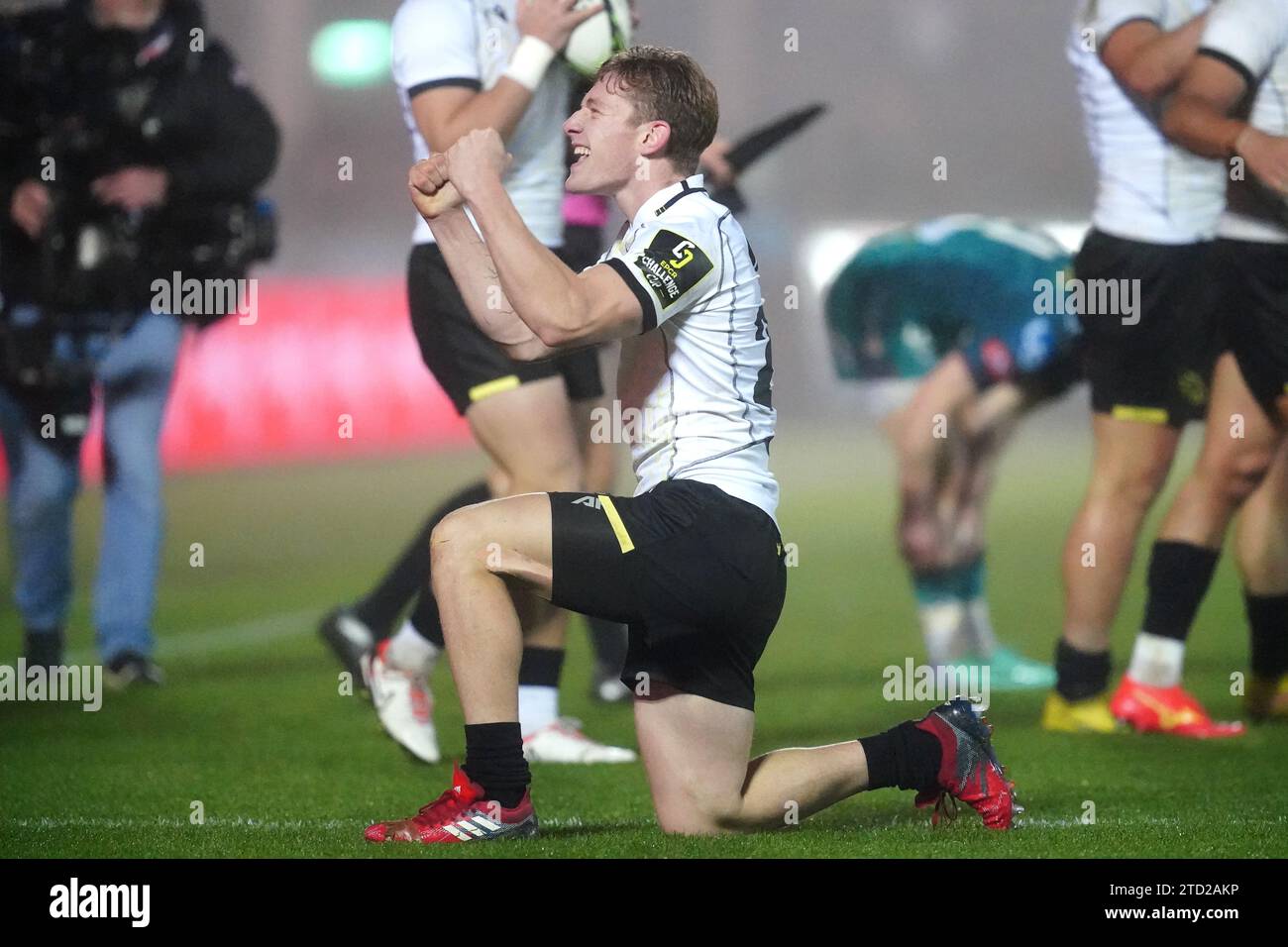 Luka Tsirekidze del Leone Nero celebra la vittoria dopo il fischio finale nella partita EPCR Challenge Cup al Parc y Scarlets di Llanelli. Data immagine: Venerdì 15 dicembre 2023. Foto Stock