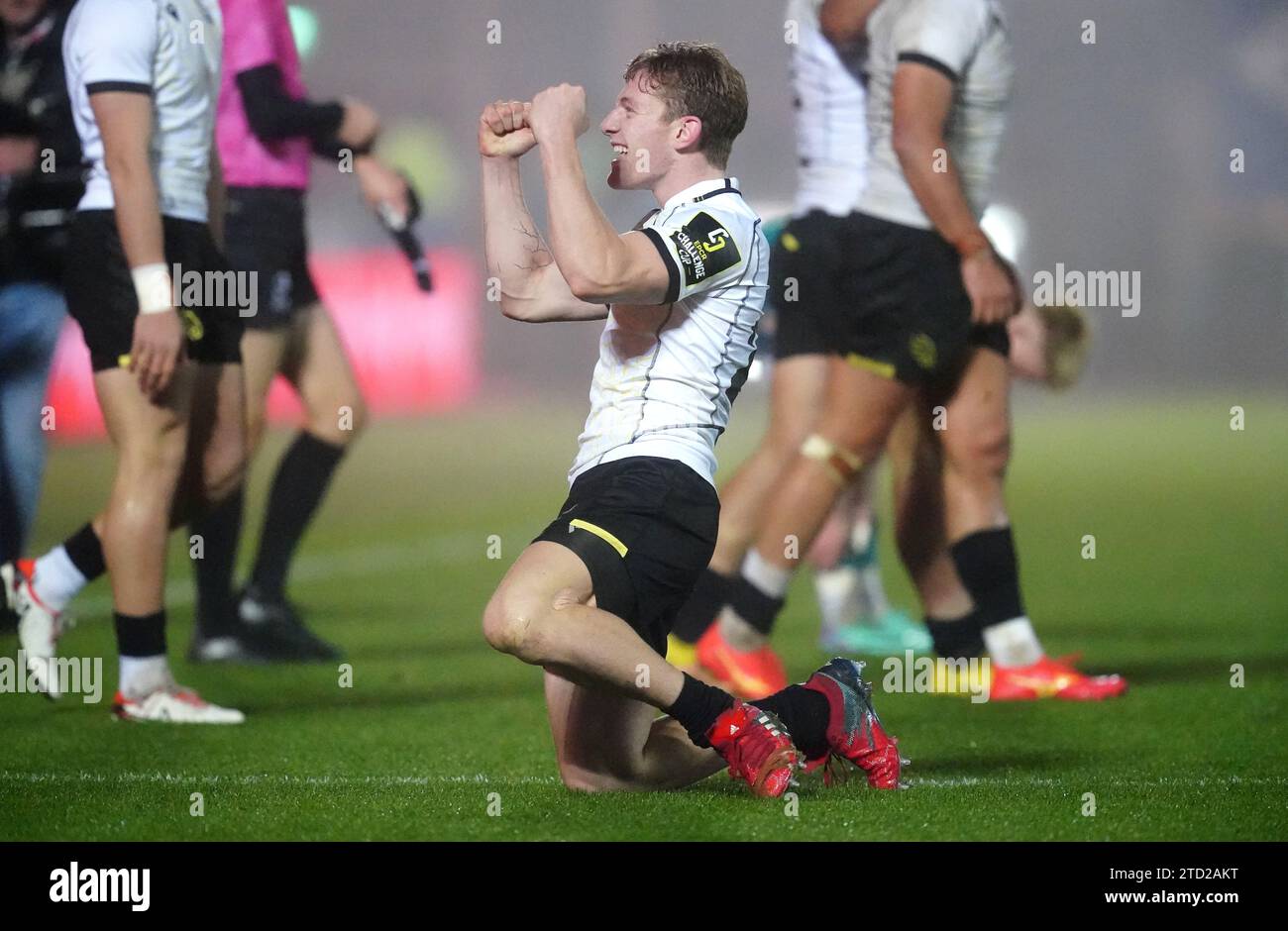 Luka Tsirekidze del Leone Nero celebra la vittoria dopo il fischio finale nella partita EPCR Challenge Cup al Parc y Scarlets di Llanelli. Data immagine: Venerdì 15 dicembre 2023. Foto Stock