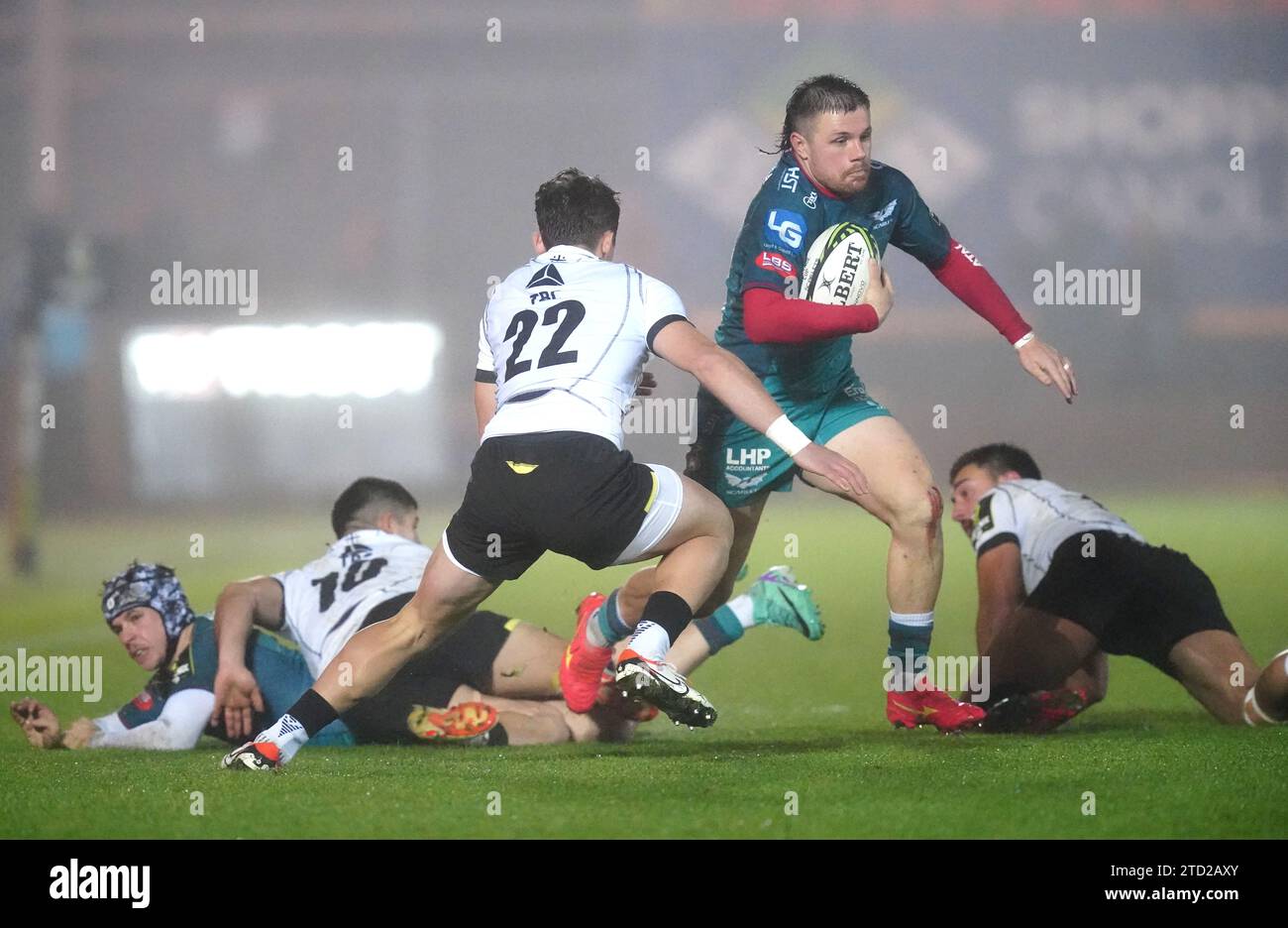 Steffan Evans degli Scarlet (a destra) si attemta per superare Giorgi Jobava del Leone Nero durante la partita della EPCR Challenge Cup al Parc y Scarlets di Llanelli. Data immagine: Venerdì 15 dicembre 2023. Foto Stock
