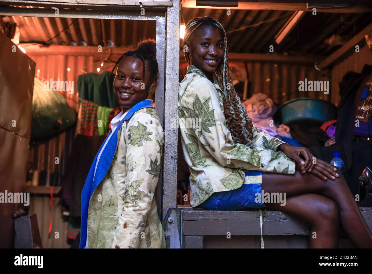 I modelli sono in posa per una foto presso lo stand di Richard Onyango, vestiti con abiti disegnati da Tatiana di Afrowema in preparazione al Just Fashion Day Foto Stock