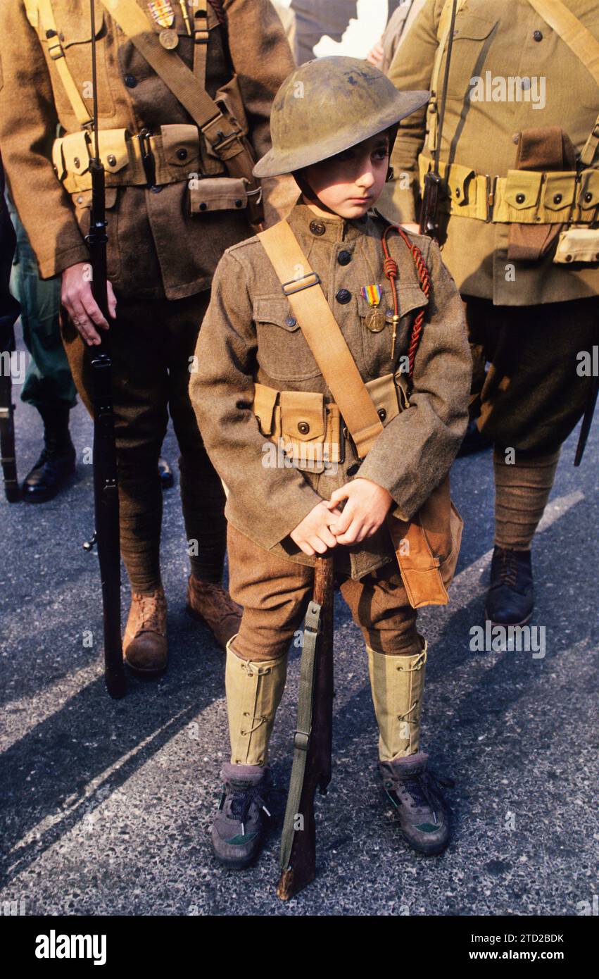 Giovane ragazzo in costume World War One o WW i, l'uniforme da soldato dell'esercito della grande Guerra. Armistice Day Parade New York City, USA Foto Stock