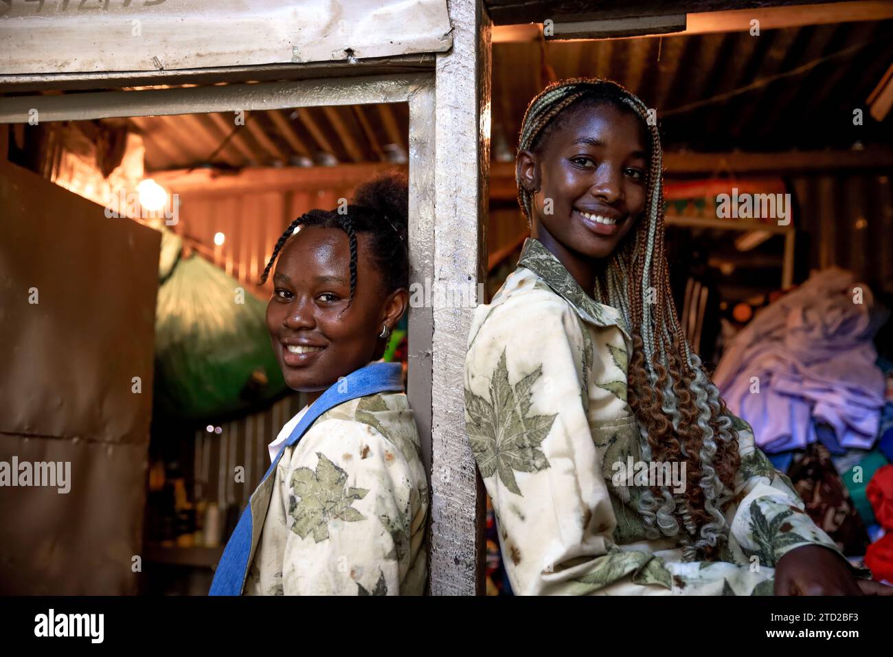 I modelli sono in posa per una foto presso lo stand di Richard Onyango, vestiti con abiti disegnati da Tatiana di Afrowema in preparazione al Just Fashion Day Foto Stock