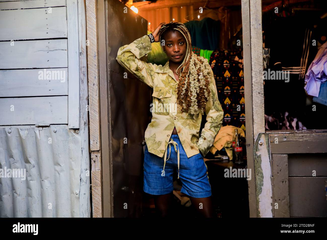 La ventiduenne modella Nadupoi Oreu è in posa per una foto presso lo stand di Richard Onyango vestito con un abito disegnato da Tatiana di Afrowema in preparazione Foto Stock