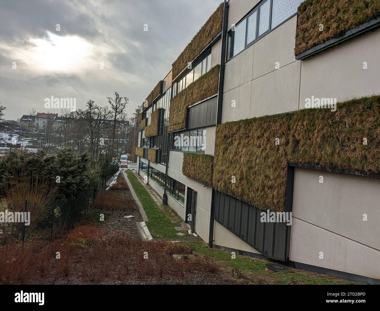 Vista panoramica della moderna biblioteca pubblica di Havlickuv Brod, Repubblica Ceca. L'architettura mette in mostra elementi di design contemporanei, mescolando fungenze Foto Stock