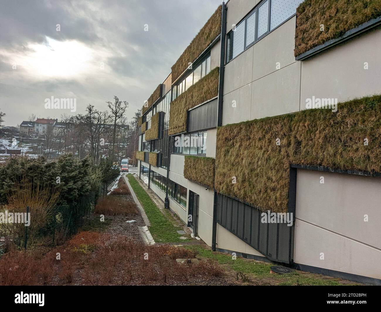 Vista panoramica della moderna biblioteca pubblica di Havlickuv Brod, Repubblica Ceca. L'architettura mette in mostra elementi di design contemporanei, mescolando fungenze Foto Stock