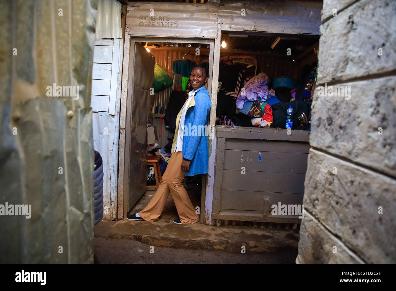 La ventiduenne Lucy Njeri è in posa per una foto presso la stalla di Richard Onyango vestita con un abito disegnato da Tatiana di Afrowema in preparazione per la t Foto Stock