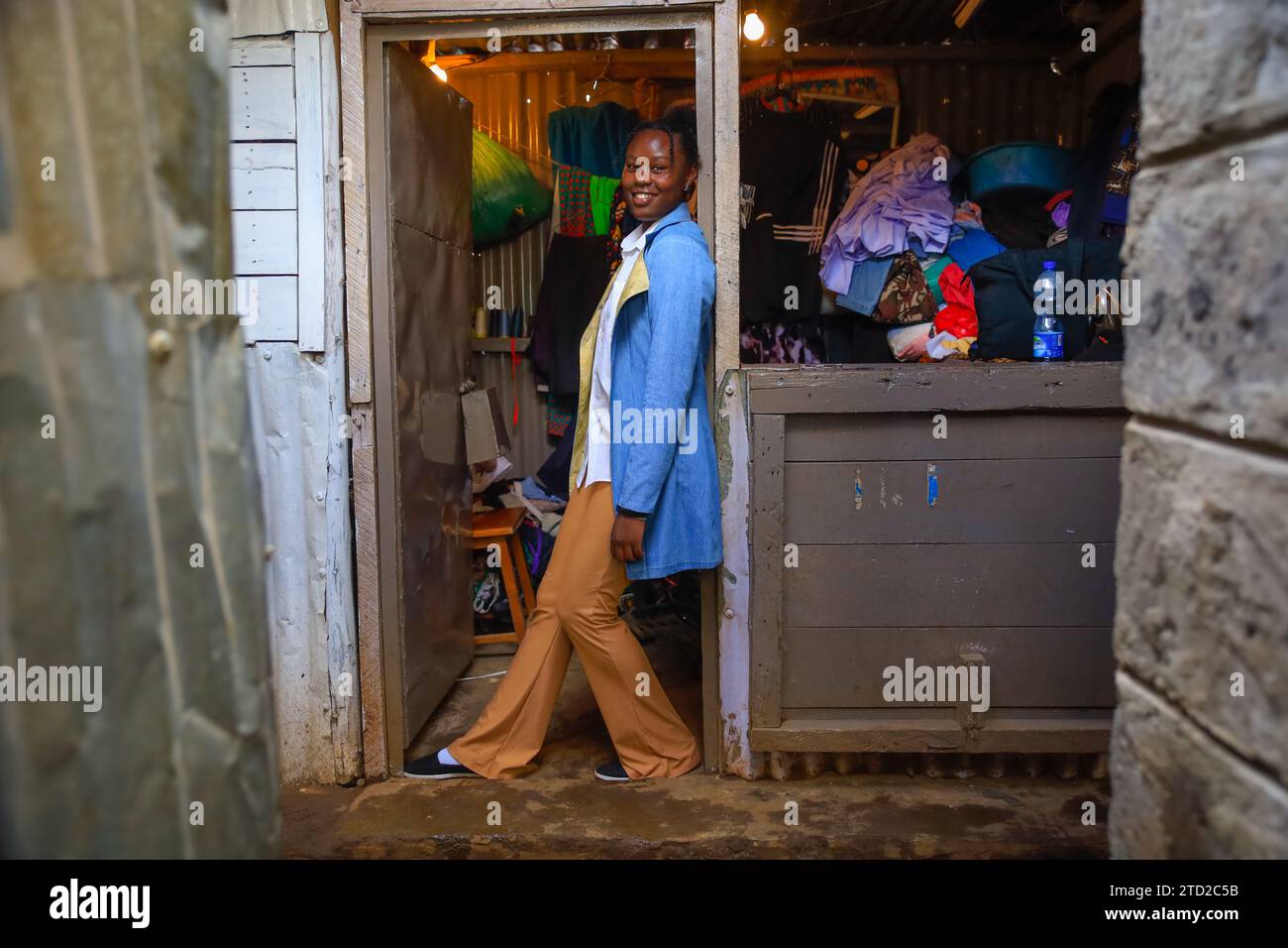 La ventiduenne Lucy Njeri è in posa per una foto presso la stalla di Richard Onyango vestita con un abito disegnato da Tatiana di Afrowema in preparazione per la t Foto Stock