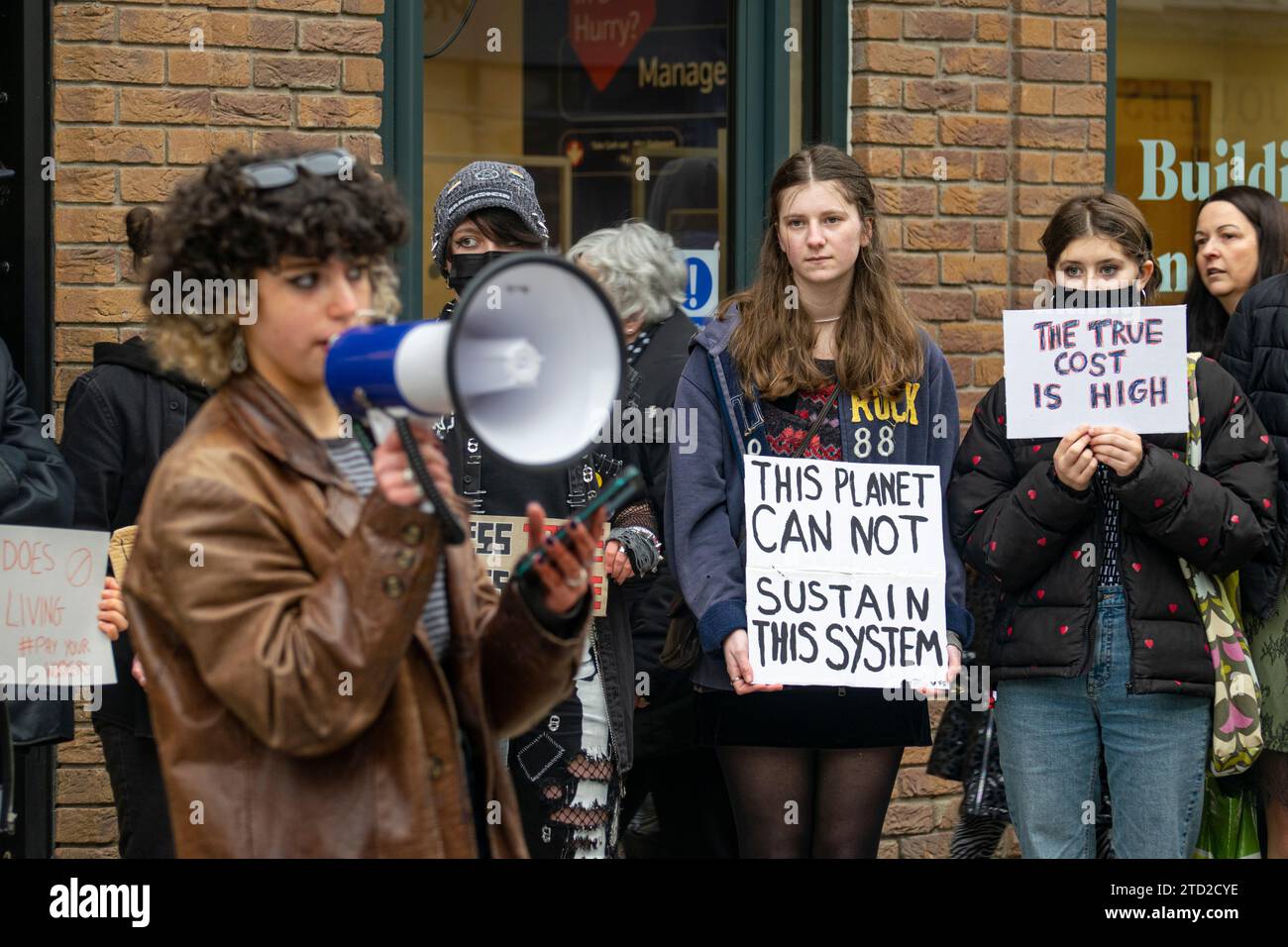 Gli Striker giovanili si riuniscono a Truro per protestare contro l'industria della Fast Fashion chiedendo un salario di sussistenza per i lavoratori Foto Stock