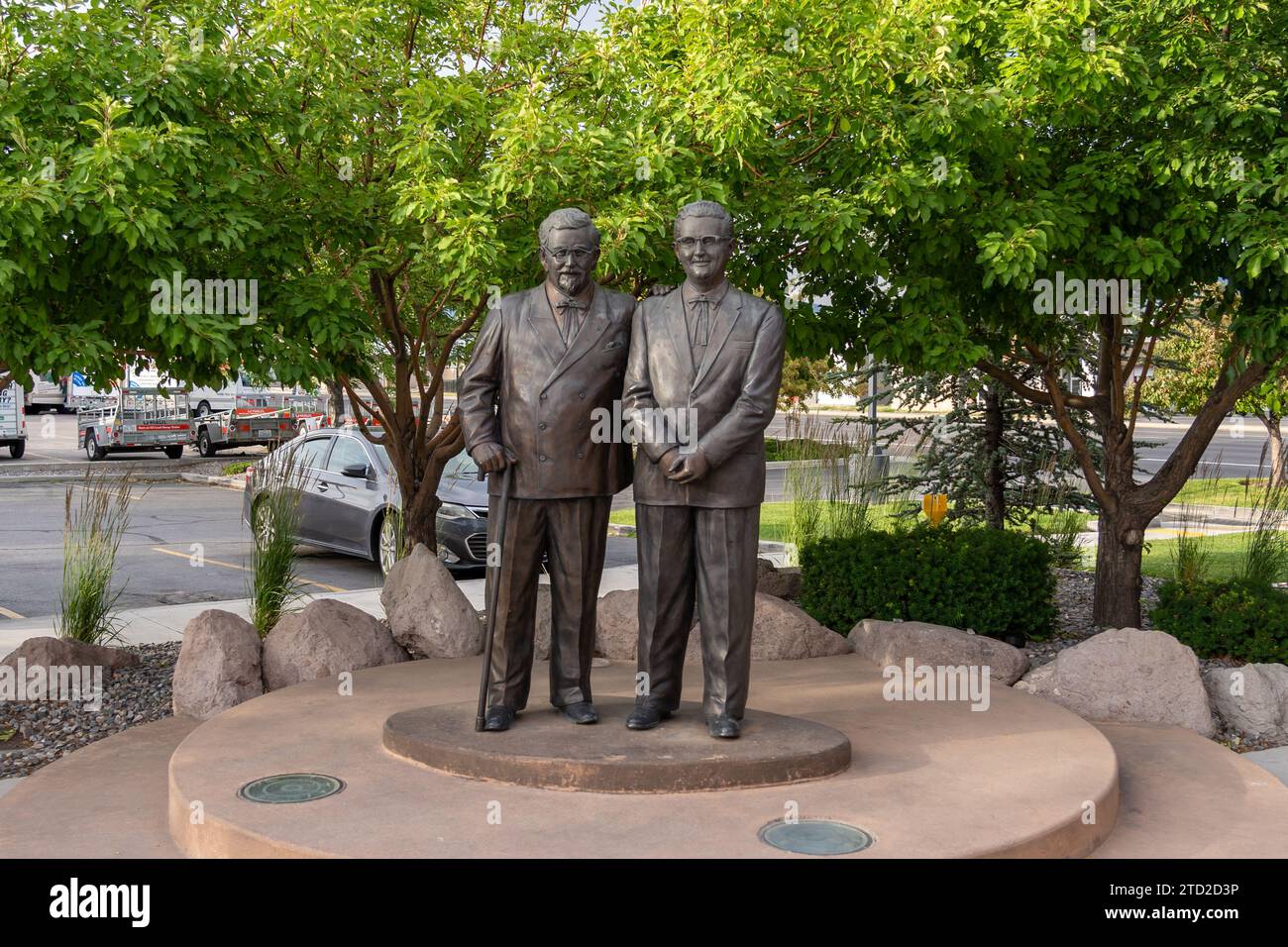 Una statua del colonnello Harland Sanders (L) e Pete Harman si trova all'esterno del primo ristorante KFC al mondo in 3890 S State St a Salt Lake City, Utah, Stati Uniti Foto Stock