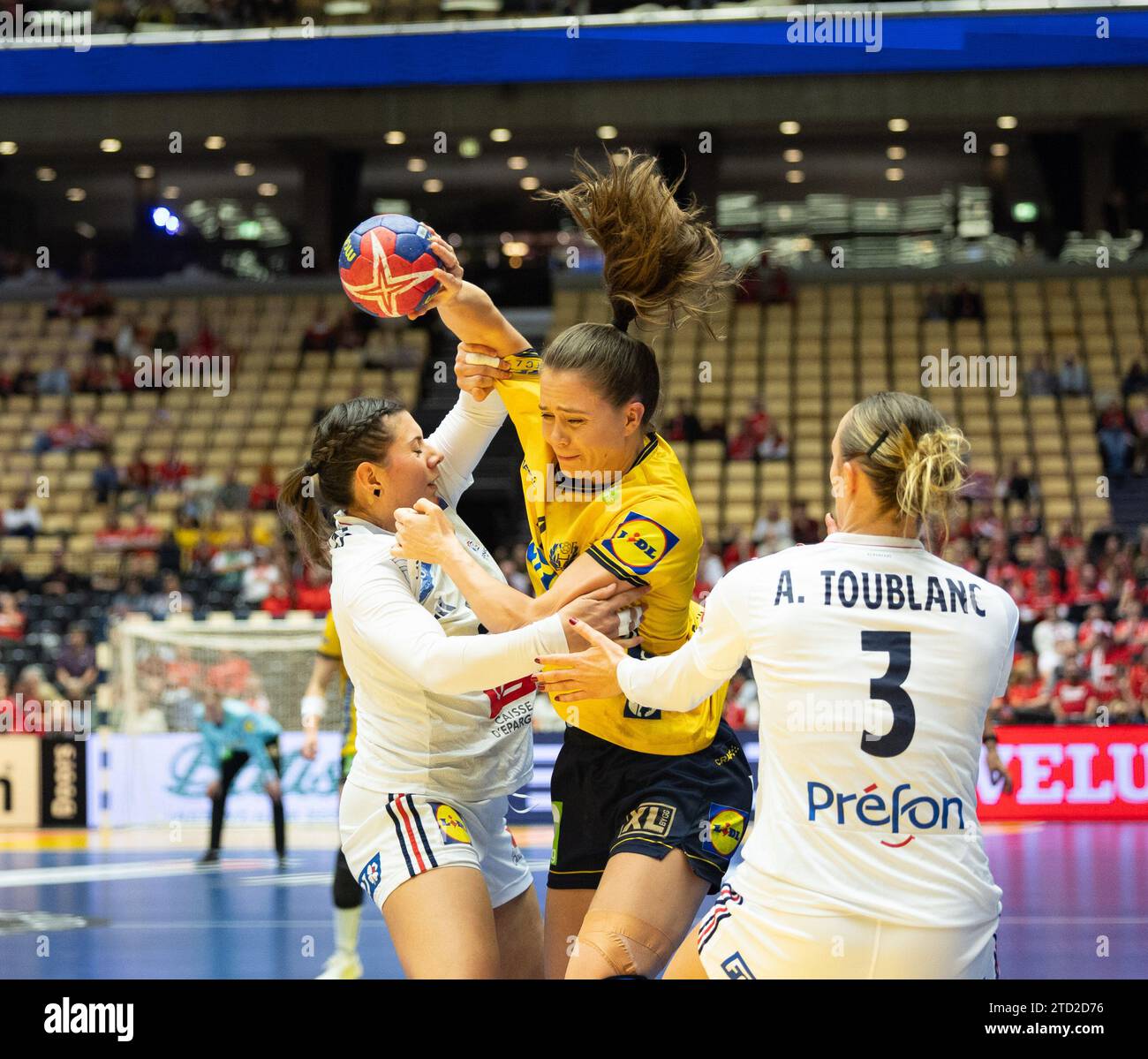 Herning, Danimarca, 15 dicembre 2023: Battaglia per il pallone durante la semifinale del Campionato del mondo femminile IHF 2023 tra Svezia e Francia al Jyske Bank Boxen di Herning, Danimarca (Ane Frosaker / SPP) credito: SPP Sport Press Photo. /Alamy Live News Foto Stock