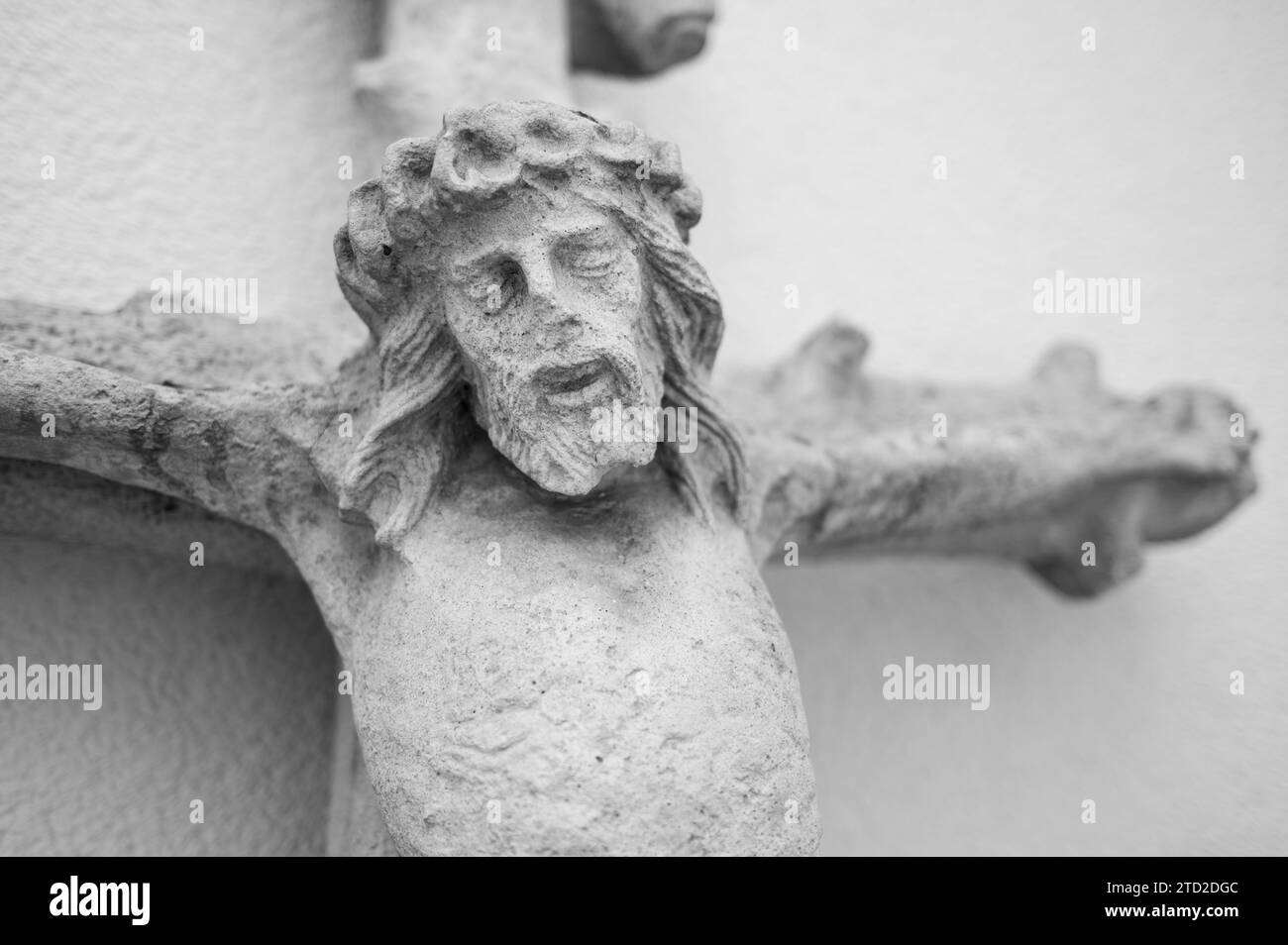 Scultura della Crocifissione. Église Saint-Laurent (Chiesa di San Lorenzo), Strassen, Lussemburgo. Foto Stock