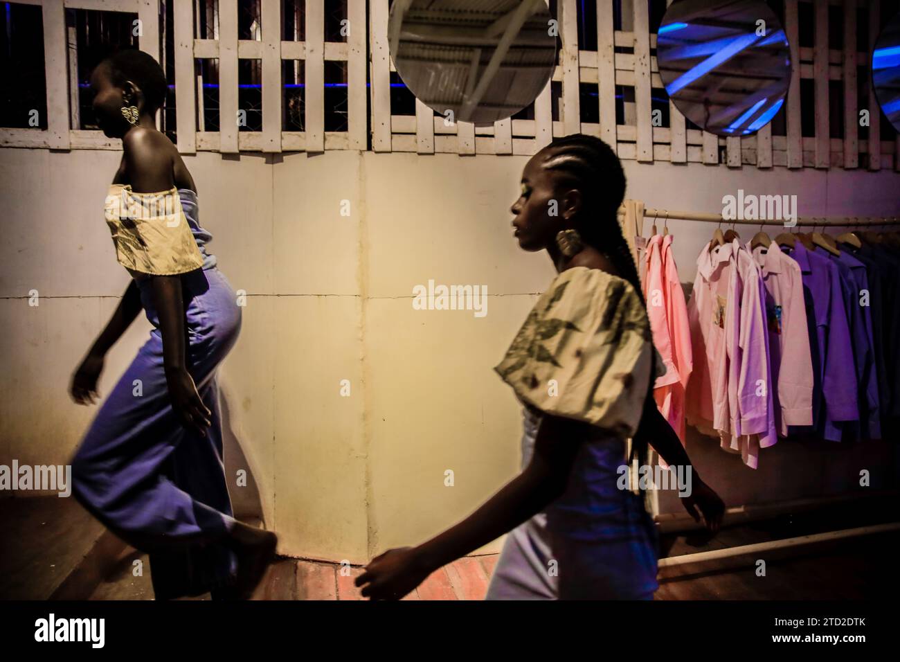 I modelli sfilano lungo la passerella vestita con abiti disegnati da Afrowema in collaborazione con Seeds and Stories from Uganda durante il Just Fashion Day Foto Stock