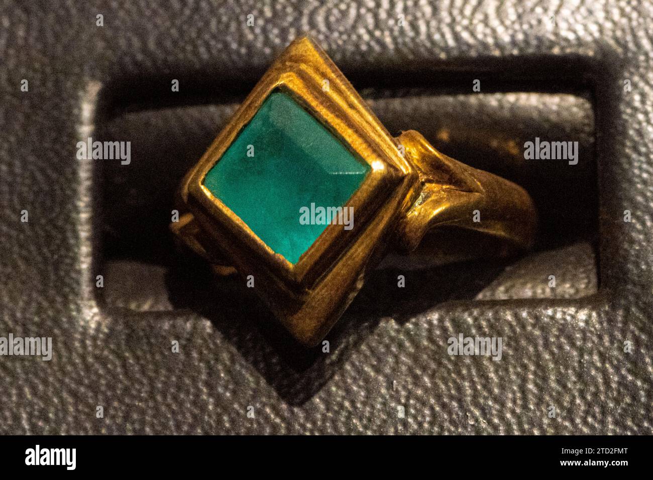 Storico anello spagnolo con smeraldo in oro, al Museo Smeraldo di Cartagena, Colombia Foto Stock