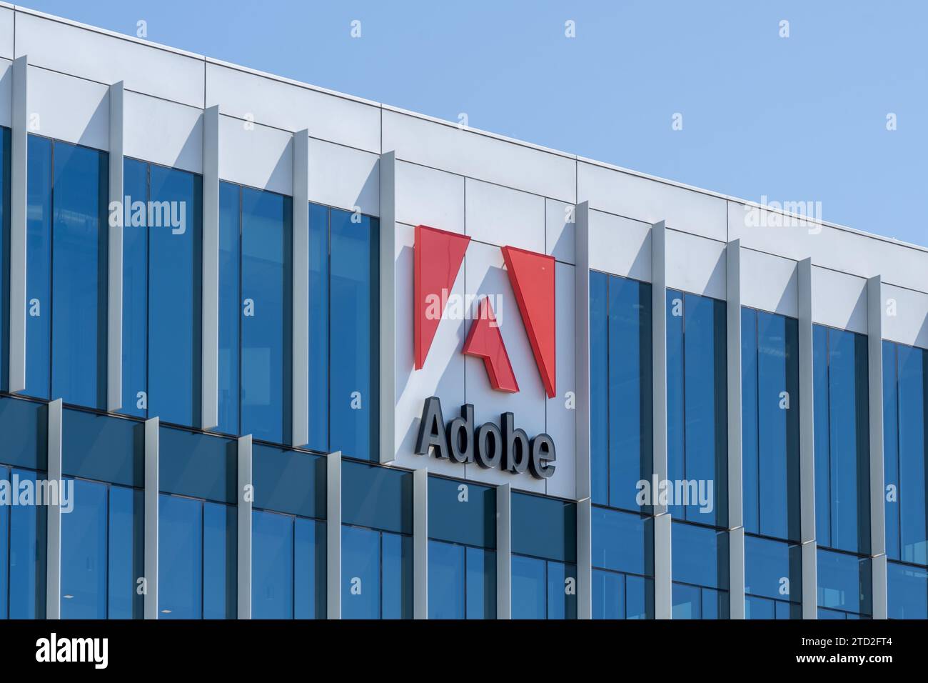 Primo piano del logo Adobe sull'edificio del nuovo campus di Lehi City, Utah, USA Foto Stock