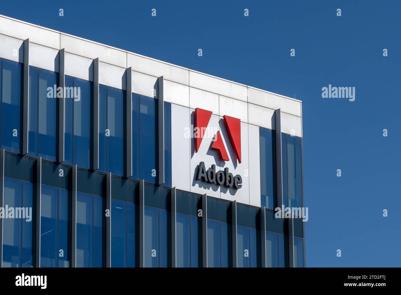 Primo piano del logo Adobe sull'edificio del nuovo campus di Lehi City, Utah, USA Foto Stock