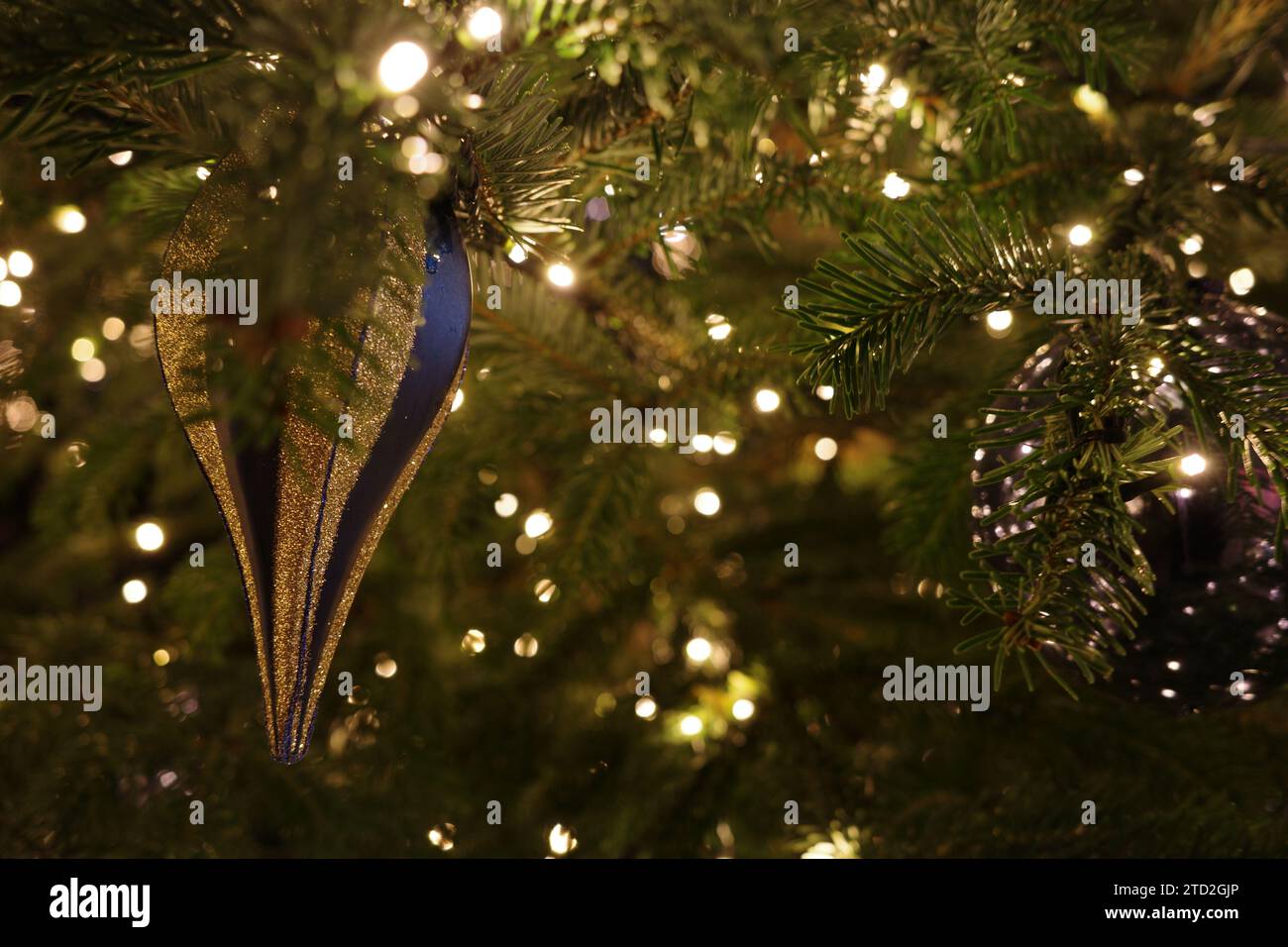 Bellissime luci natalizie, decorazioni e bauble sull'albero di Natale Foto Stock